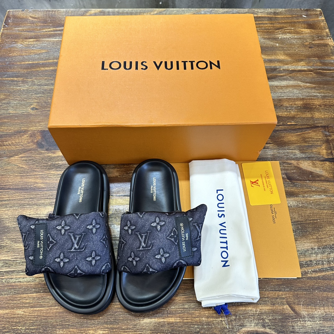 Louis Vuitton LOUIS Vuitton 最新走秀款平底拖鞋 魔术贴面包拖鞋 胖嘟嘟 上脚很
