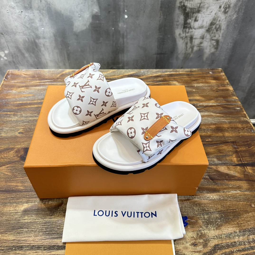 Louis Vuitton LOUIS Vuitton 最新走秀款平底拖鞋 魔术贴面包拖鞋 胖嘟嘟 上脚很