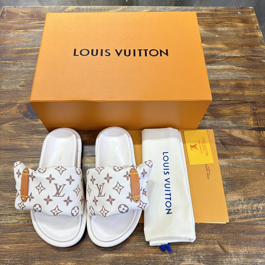 Louis Vuitton LOUIS Vuitton 最新走秀款平底拖鞋 魔术贴面包拖鞋 胖嘟嘟 上脚很
