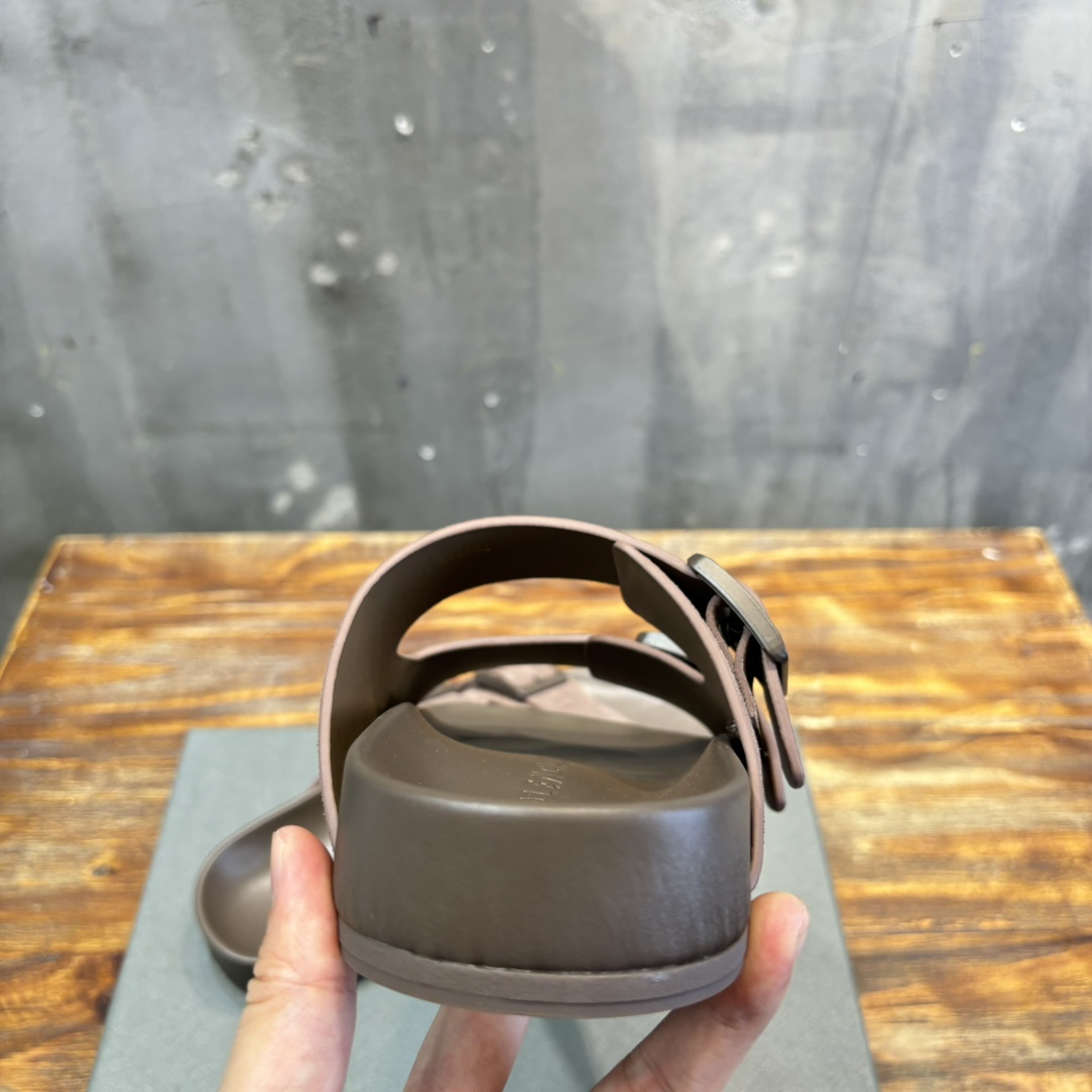 Balenciaga Balenciaga巴黎世家 新款情侣拖鞋