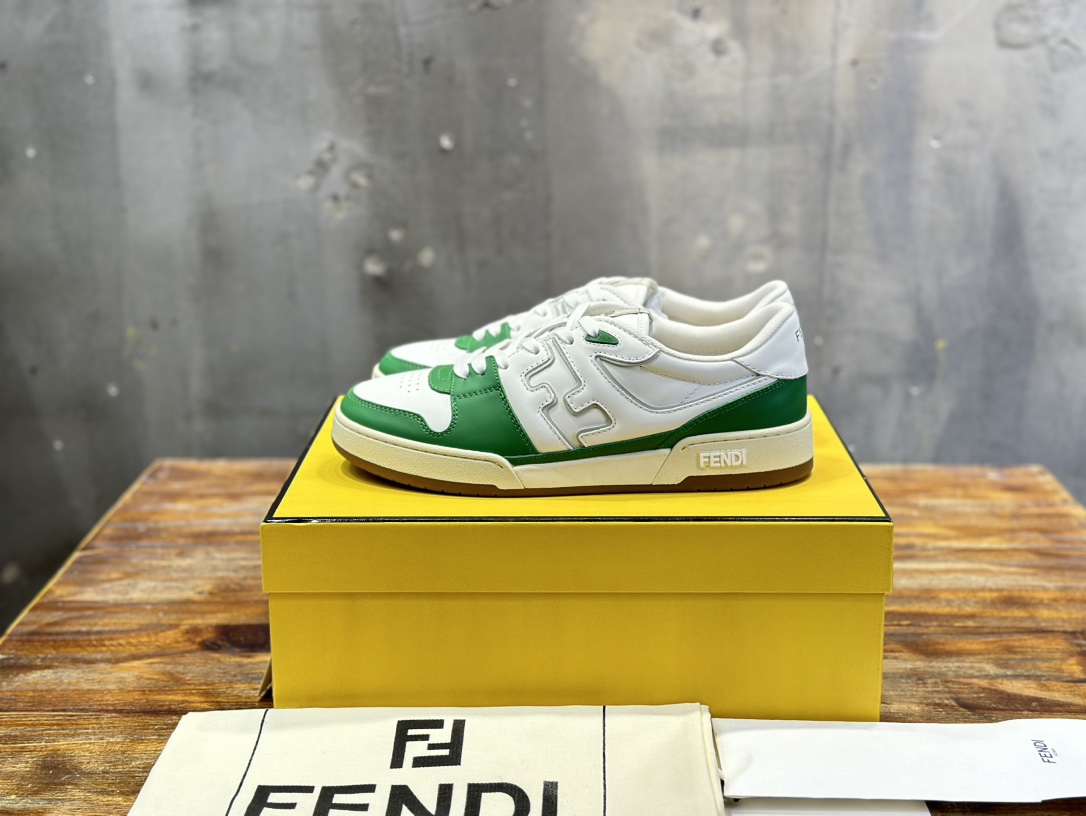 Fendi FD 购入 设计师Kim Jones打造的一款运动鞋fendi