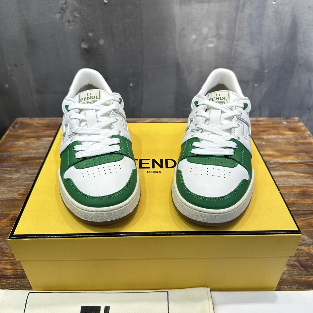 Fendi FD 购入 设计师Kim Jones打造的一款运动鞋fendi