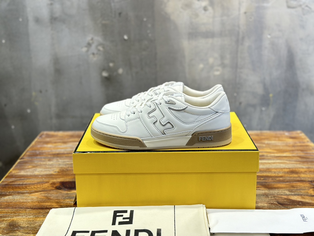 Fendi FD 购入 设计师Kim Jones打造的一款运动鞋fendi