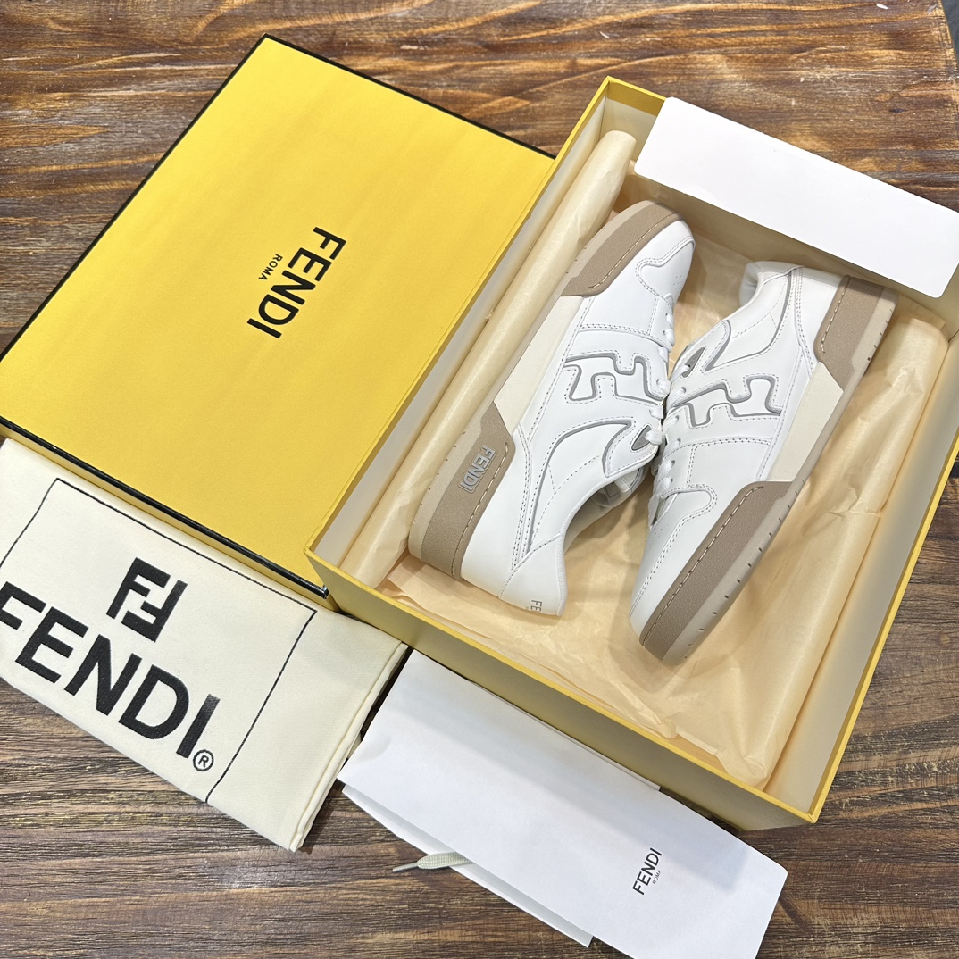 Fendi FD 购入 设计师Kim Jones打造的一款运动鞋fendi