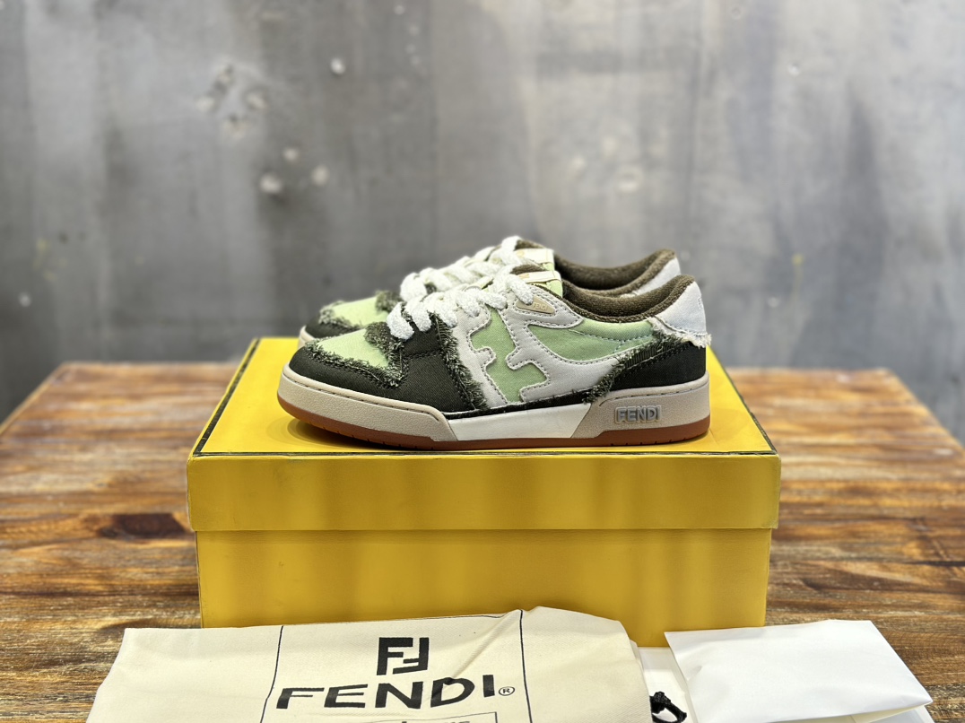 Fendi FD 购入 设计师Kim Jones打造的一款运动鞋fendi