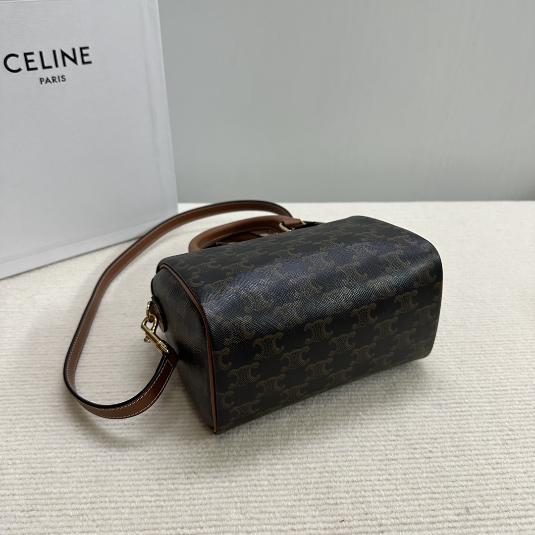 新品上线️️CELINE小号标志印花牛皮革波士顿包TRIOMPHECANVAS标志印花小号不大不小上身刚