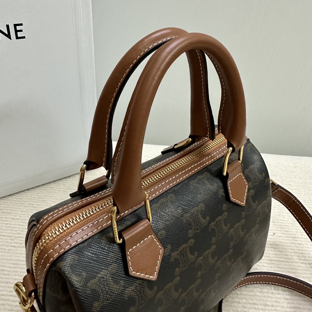 新品上线️️CELINE小号标志印花牛皮革波士顿包TRIOMPHECANVAS标志印花小号不大不小上身刚