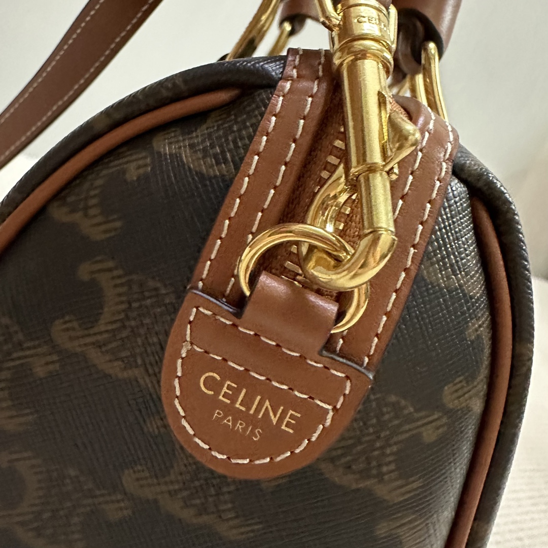 新品上线️️CELINE小号标志印花牛皮革波士顿包TRIOMPHECANVAS标志印花小号不大不小上身刚
