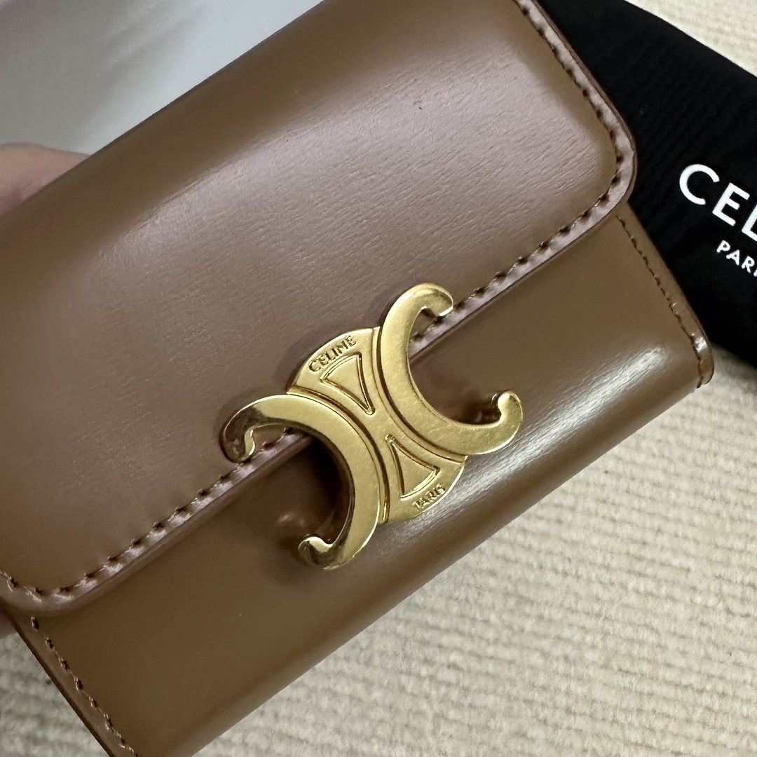 CE wallet is online🅰️🅰️
A super-capable two-in-one small wallet that can hold all cards, banknotes, and change. It has 4 card slots, 1 banknote pocket, and 1 detachable zipper card holder with snap buttons. It has an amazing capacity and is not large in size, making it easy to carry. Full leather is more classy, classic, attractive and wear-resistant, and is simply the first choice for wallets. Style number: 10L653 bronze
Size: 9.5 X 7.5 X 3cm (with original packaging) photo 1