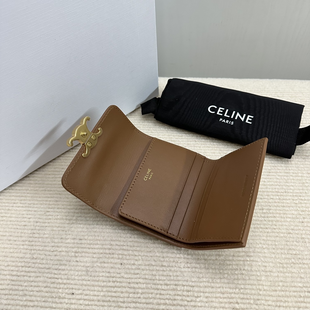 CE wallet is online🅰️🅰️
A super-capable two-in-one small wallet that can hold all cards, banknotes, and change. It has 4 card slots, 1 banknote pocket, and 1 detachable zipper card holder with snap buttons. It has an amazing capacity and is not large in size, making it easy to carry. Full leather is more classy, classic, attractive and wear-resistant, and is simply the first choice for wallets. Style number: 10L653 bronze
Size: 9.5 X 7.5 X 3cm (with original packaging) photo 2