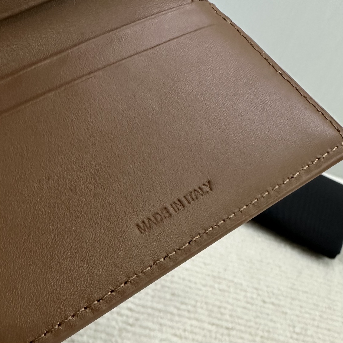 CE wallet is online🅰️🅰️
A super-capable two-in-one small wallet that can hold all cards, banknotes, and change. It has 4 card slots, 1 banknote pocket, and 1 detachable zipper card holder with snap buttons. It has an amazing capacity and is not large in size, making it easy to carry. Full leather is more classy, classic, attractive and wear-resistant, and is simply the first choice for wallets. Style number: 10L653 bronze
Size: 9.5 X 7.5 X 3cm (with original packaging) photo 3