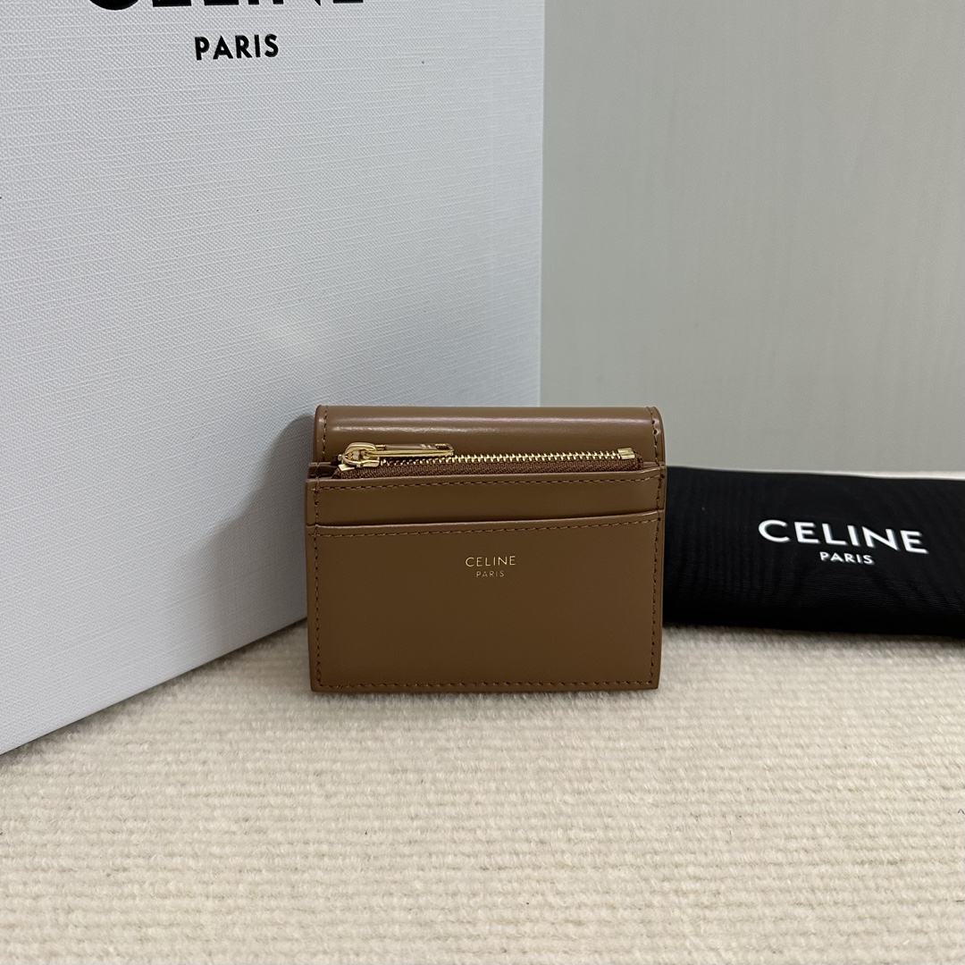 CE wallet is online🅰️🅰️
A super-capable two-in-one small wallet that can hold all cards, banknotes, and change. It has 4 card slots, 1 banknote pocket, and 1 detachable zipper card holder with snap buttons. It has an amazing capacity and is not large in size, making it easy to carry. Full leather is more classy, classic, attractive and wear-resistant, and is simply the first choice for wallets. Style number: 10L653 bronze
Size: 9.5 X 7.5 X 3cm (with original packaging) photo 4
