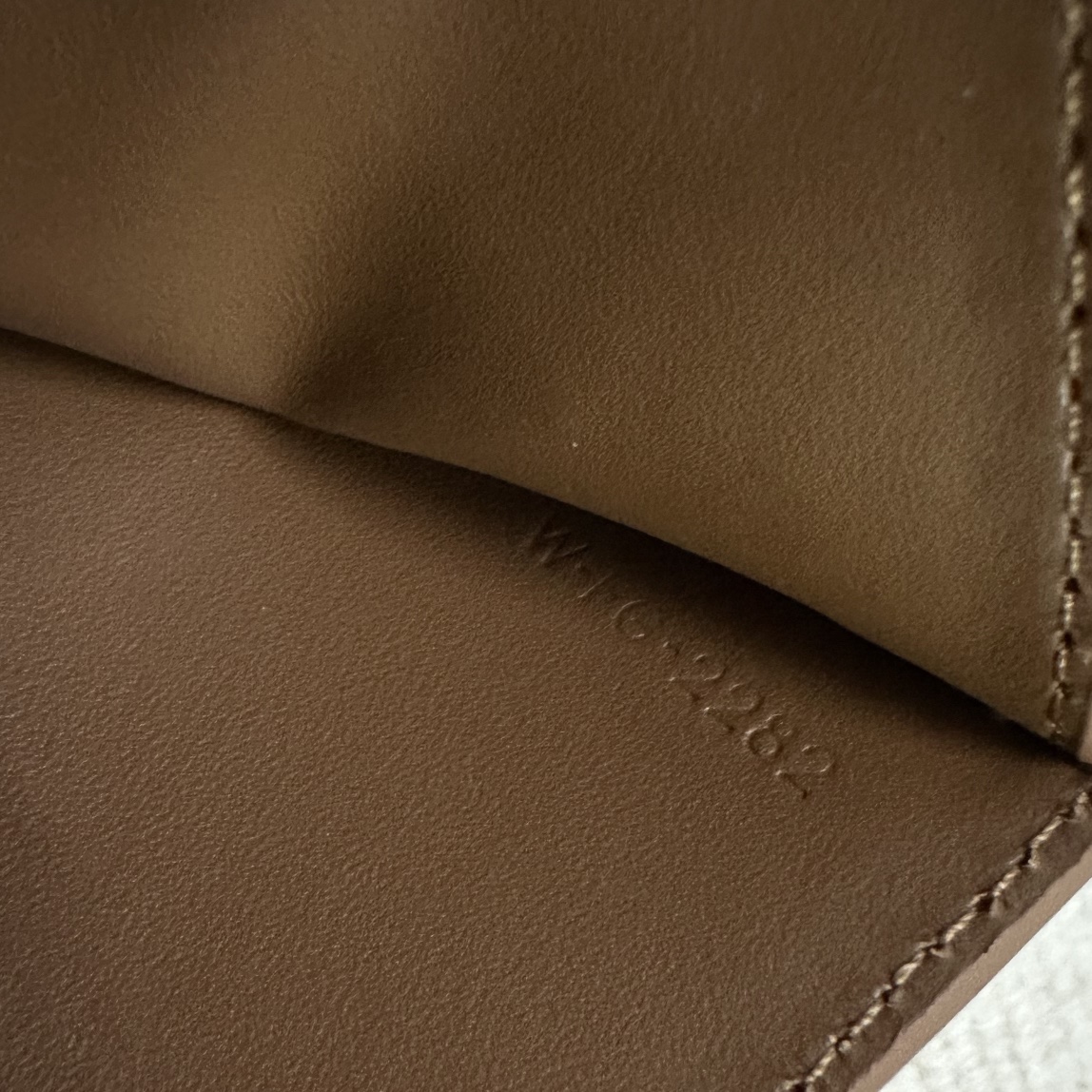 CE wallet is online🅰️🅰️
A super-capable two-in-one small wallet that can hold all cards, banknotes, and change. It has 4 card slots, 1 banknote pocket, and 1 detachable zipper card holder with snap buttons. It has an amazing capacity and is not large in size, making it easy to carry. Full leather is more classy, classic, attractive and wear-resistant, and is simply the first choice for wallets. Style number: 10L653 bronze
Size: 9.5 X 7.5 X 3cm (with original packaging) photo 5