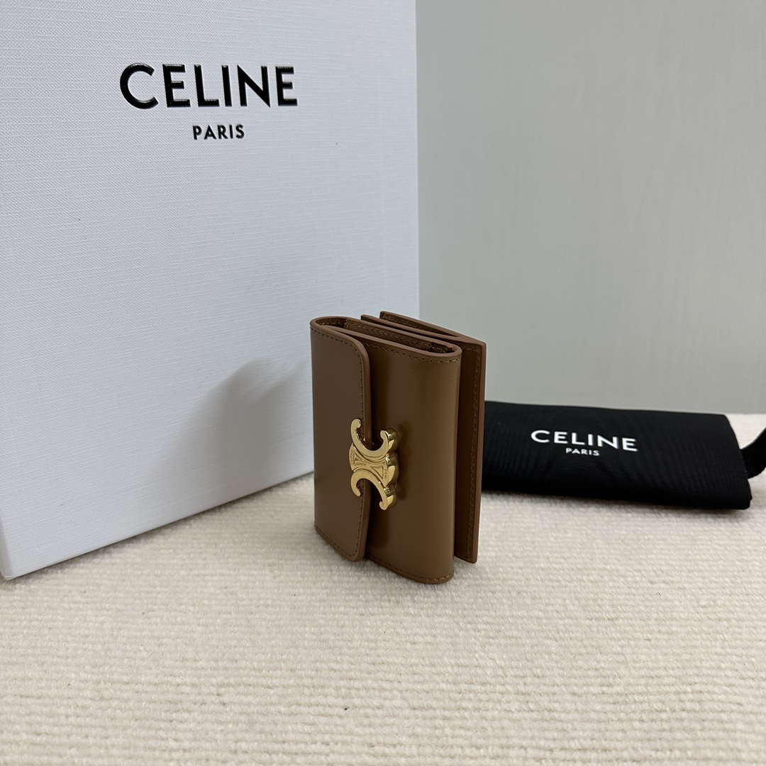 CE wallet is online🅰️🅰️
A super-capable two-in-one small wallet that can hold all cards, banknotes, and change. It has 4 card slots, 1 banknote pocket, and 1 detachable zipper card holder with snap buttons. It has an amazing capacity and is not large in size, making it easy to carry. Full leather is more classy, classic, attractive and wear-resistant, and is simply the first choice for wallets. Style number: 10L653 bronze
Size: 9.5 X 7.5 X 3cm (with original packaging) photo 7
