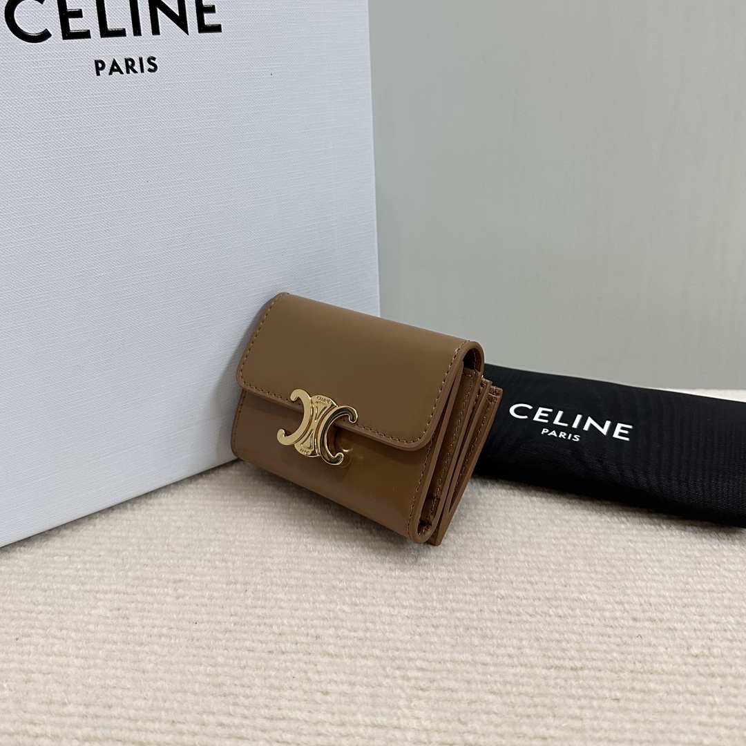 CE wallet is online🅰️🅰️
A super-capable two-in-one small wallet that can hold all cards, banknotes, and change. It has 4 card slots, 1 banknote pocket, and 1 detachable zipper card holder with snap buttons. It has an amazing capacity and is not large in size, making it easy to carry. Full leather is more classy, classic, attractive and wear-resistant, and is simply the first choice for wallets. Style number: 10L653 bronze
Size: 9.5 X 7.5 X 3cm (with original packaging) photo 8