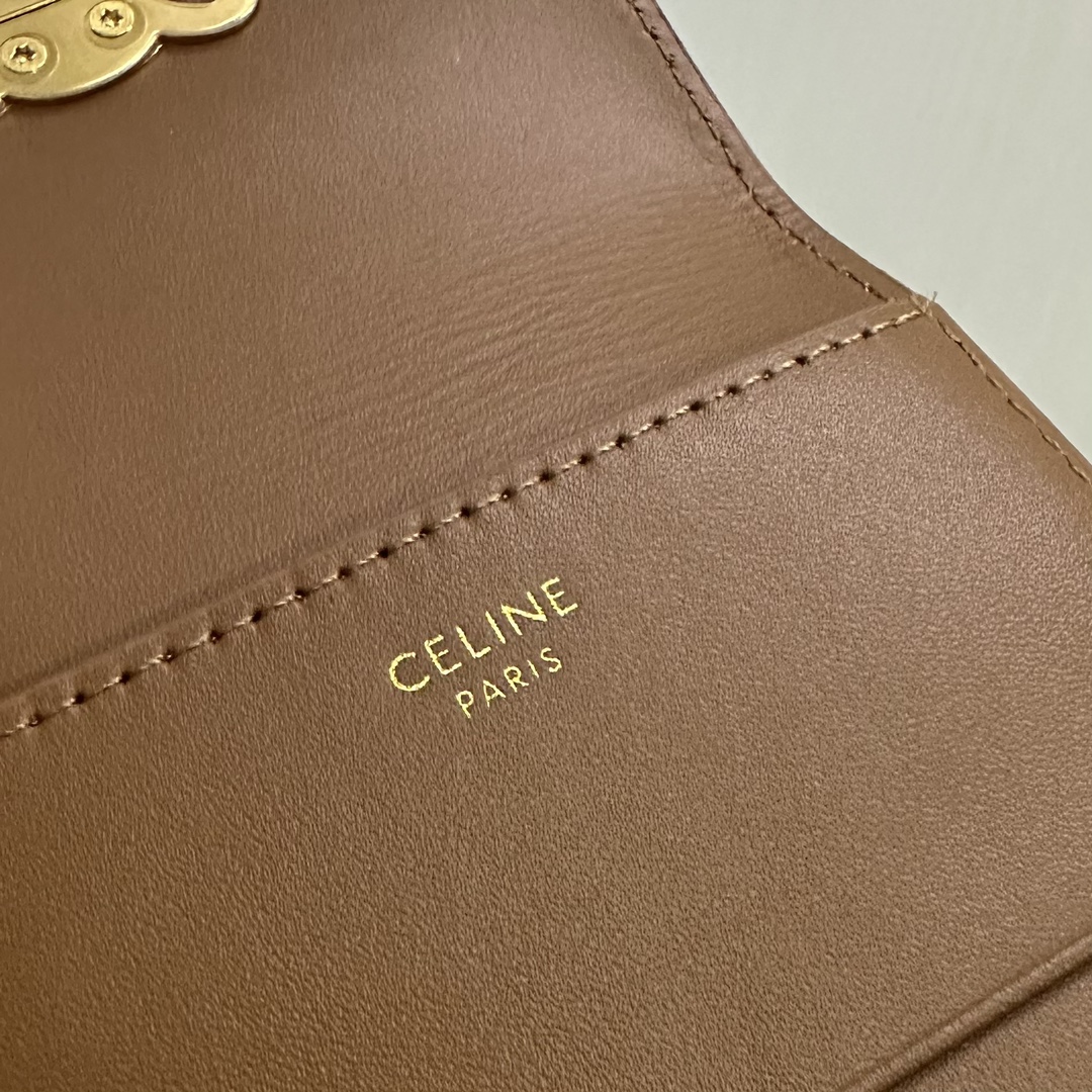CE wallet is online🅰️🅰️
A super-capable two-in-one small wallet that can hold all cards, banknotes, and change. It has 4 card slots, 1 banknote pocket, and 1 detachable zipper card holder with snap buttons. It has an amazing capacity and is not large in size, making it easy to carry. Full leather is more classy, classic, attractive and wear-resistant, and is simply the first choice for wallets. Style number: 10L653 bronze
Size: 9.5 X 7.5 X 3cm (with original packaging) photo 9