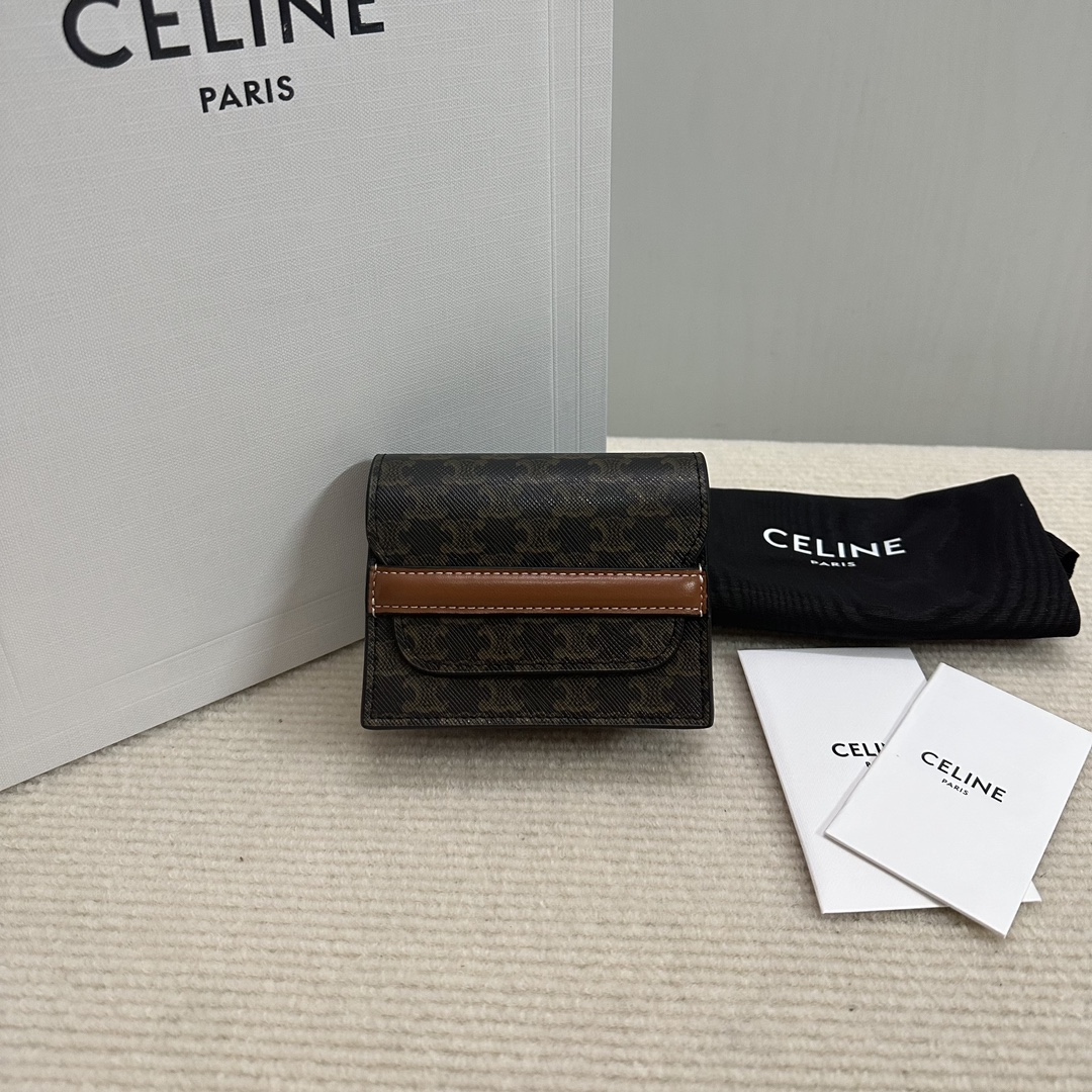 NO:197302,Genuine grade new product is launched ce new logo printed sheep leather business card bag, classic color matching, durable and fabricated, with 2 gusset compartments, 2 flat pockets, 2 card slots, very considerate and user-friendly design, not large in size, easy to carry on everyday. Model number 10E242 Color material/Tang brown (with original box) Size 10x8x3cm, Celine, celine, celine, sheepskin19860909正品级 新品上线 ce新款标志印花羊皮革名片包,经典配色 耐看耐造 ,内设2个角撑隔层 2个扁平口袋 2个卡槽,设计很贴心人性化 体积也不大 日常携带方便 . 款号10E242 颜色料/黄褐棕（配原版盒子） 尺寸10x8x3cm,赛琳celine,celine,celine,sheepskin,Bag