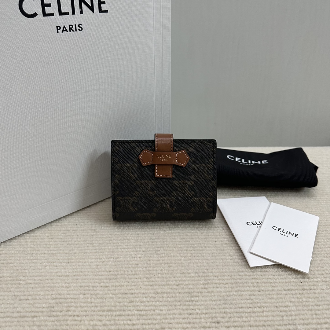 NO:177492,Genuine grade original leather New product is launched ce Peugeot printed sheep leather woven wallet. TRIOMPHE artificial leather, sheep leather edging, cowhide leather lining, snap-button tie-up opening and closing Internal 7 credit card slots 1 large banknote bag 1 zipper pocket 1 gusset pocket 1 flat pocket , super light weight, simple and wear-resistant. Model number 10H262 material/brown Size 10.5×9x2cm (with original box), Celine wallet, celine, wallets, cowhide, sheepskin19860909正品级 原厂皮 新品上线 ce标致印花羊皮革饰带钱包. TRIOMPHE人造革,羊皮革包边 牛皮革衬里 按扣束带开合 内设 7个信用卡槽 1个大号纸币袋 1个拉链口袋 1个角撑口袋 1个扁平口袋 ,自重超轻 简约耐磨 . 款号10H262料/棕 尺寸10.5×9x2cm（配原版盒子）,赛琳钱包,celine,wallets,cowhide,sheepskin,Bag