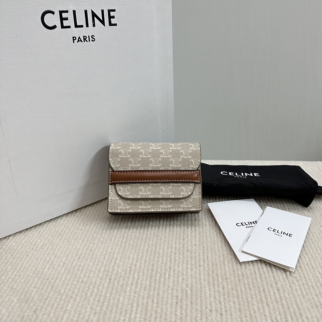 NO:177480,Genuine grade original leather New product is launched ce new logo printed sheep leather business card bag, classic color matching, durable and fabricated, with 2 gusset compartments, 2 flat pockets, 2 card slots, very considerate and user-friendly design, not large in size, easy to carry on everyday. Model number 10E242 Color beige brown (with original box) Size 10x8x3cm, Celine wallet, celine, wallets, sheepskin19860909正品级 原厂皮 新品上线 ce新款标志印花羊皮革名片包,经典配色 耐看耐造 ,内设2个角撑隔层 2个扁平口袋 2个卡槽,设计很贴心人性化 体积也不大 日常携带方便 . 款号10E242 颜色米棕色（配原版盒子） 尺寸10x8x3cm,赛琳钱包,celine,wallets,sheepskin,Bag