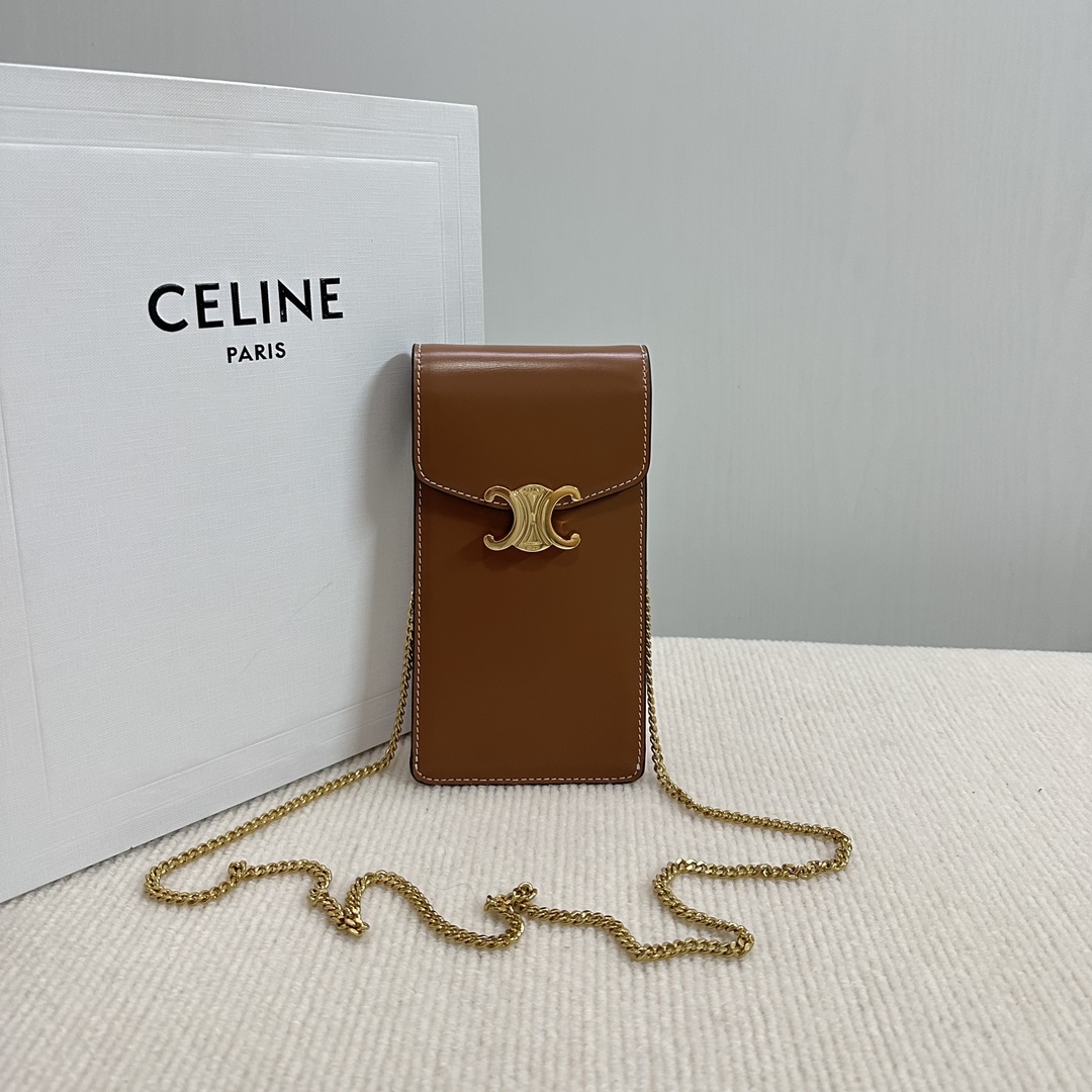 NO:340261,Genuine CELINE Early Spring New Product - Arc de Triomphe Mobile Bag, previous mobile phone bags are different, the previous mobile phone bags have almost no hardware. This model is decorated with a large hardware Arc de Triomphe logo on classic presbyterian flowers, simple and unique to C home. As we all know, Arc de Triomphe is all classic and versatile models. The capacity is not large, and the main focus is exquisite, with embellishment route. Model number 10J133 brown. Size 10×2×19 (with original packaging), Celine, celine, chanel19860909正品级 CELINE 早春新品-凯旋门手机包、以往的手机包不同的是,以往的手机包几乎是没有五金的,这款在经典老花上用一个大大的五金凯旋门logo 点缀,简单又有C家独有的风 搭配上众所周知,凯旋门老花都是经典百搭款 容量上容量不大,主打精致,搭配点缀路线 款号10J133 棕色 尺寸10×2×19(配原版包装),赛琳,celine,celine,chanel,Bag