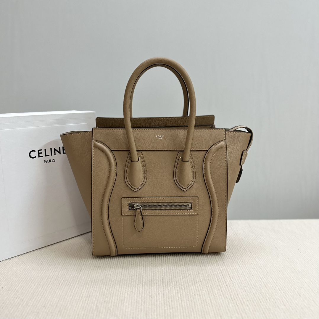 NO:187611,Genuine grade original leather C home Luggage smiley bag classic long lasting top version new upgrade an old model that has been popular for many years, and has not given up on his love for him this year Strict exterior Vitality Spirit Paired with retro silver metal parts Handsome and arrogant Perfect outline Combined with a wide top and narrow bottom structure, it can satisfy office workers and create casual charm, different styles (with packaging) Model number 189793 Lychee pattern/naked apricot Size 27-25-13, Celine, celine, chanel19860909正品级 原厂皮 C家Luggage 笑脸包 经典 经久不衰 顶级版 全新升级 一款火了很多年的旧款、今年依然没有放弃对他的热爱 严实的外在 活力的精神 搭配复古银色金属件 帅气又高傲 完美的轮廓 由上宽下窄的结构结合 即能满足上班族 又能打造休闲 魅力,不同风格（配包装） 款号189793荔枝纹/裸杏 尺寸27-25-13,赛琳,celine,chanel,Bag