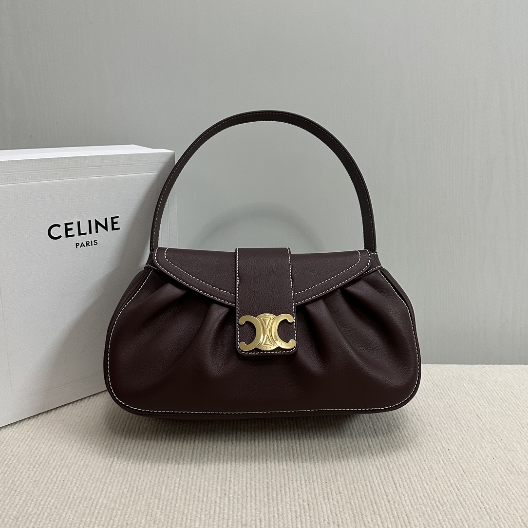 NO:186980,Genuine, new products are launched, CE Spring and Summer series new POLLY bags. The new season bags still use the brand’s iconic Triomphe logo as the core element. The bags of the Polly handbag show are the wavy curves at the bottom, adding pretty attributes. The handbags are made of envelope flap and soft pleated body, presenting an elegant and retro atmosphere. Magnetic buckle closure, a main compartment, a zipper pocket, cowhide leather with sheep leather lining, gold finish, shoulder and back carry!  Capacity rod drip!  Model number 115633 Color maroon (with original packaging) Size 33x19x9, Celine, cowhide19860909正品级 新品上线 CE 春夏系列新款 POLLY包袋. 新季包袋仍以品牌标志性Triomphe 凯旋徽标为核心元素. Polly 手袋秀场的法棍包廓形 亮点在于底部的波浪曲线 增添了俏丽属性 手袋采用信封翻盖搭配软褶皱包身 呈现优雅复古气息 . 磁扣开合 内设一个主隔层 一个拉链口袋 牛皮革搭配羊革里衬 金色饰面 肩背手提 ！ 容量杆杆滴！ 款号115633 颜色枣红色（配原版包装） 尺寸33x19x9,赛琳,celine,cowhide,Bag