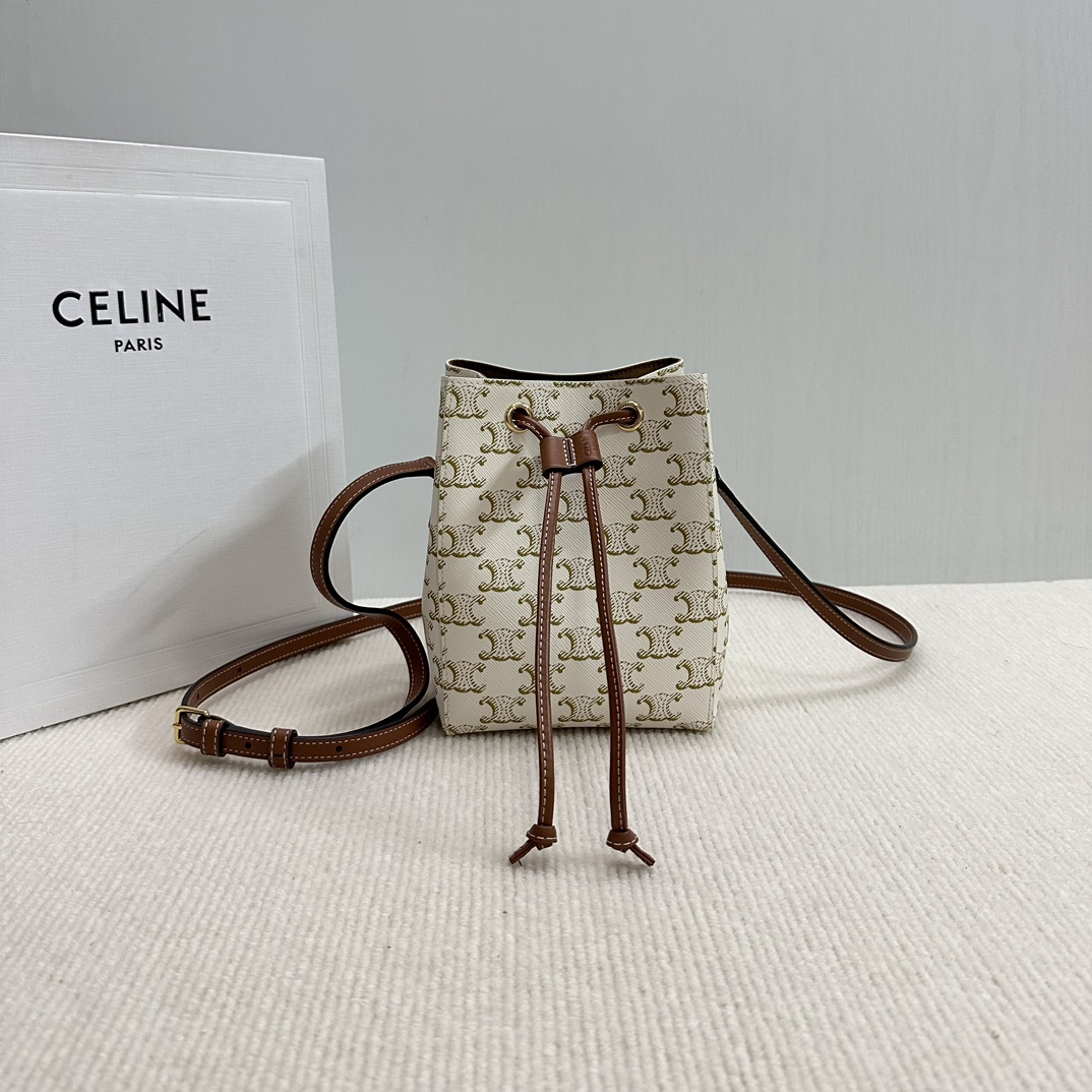 NO:182517,Genuine grade original leather version new product shipment CE new sauna bag CE 24 new sauna bag, small size and large capacity, classic presbyopia color scheme and super suitable white presbyterian flowers for summer logo print cowhide leather edge fabric lining drawstring leather strap 1 main compartment adjustable shoulder strap, small umbrella mobile phone power bank all installed ♀ Model number 10M742 Color white material/tan brown (with original packaging) Size; 13.5x17.5x11cm, Celine, cowhide, umbrellas19860909正品级 原厂皮版本 新品出货 CE新款烧麦包 CE 24新款的烧卖包,小小的体积大大的容量,经典老花配色还有夏天超级适合的白色老花 标志印花 牛皮革包边织物衬里 抽绳皮革系带 1个主隔层 可调节肩带 ,小雨伞手机充电宝通通装下♀ 款号10M742 颜色白料/黄褐棕（配原版包装） 尺寸；13.5x17.5x11cm,赛琳,celine,cowhide,umbrellas,Bag