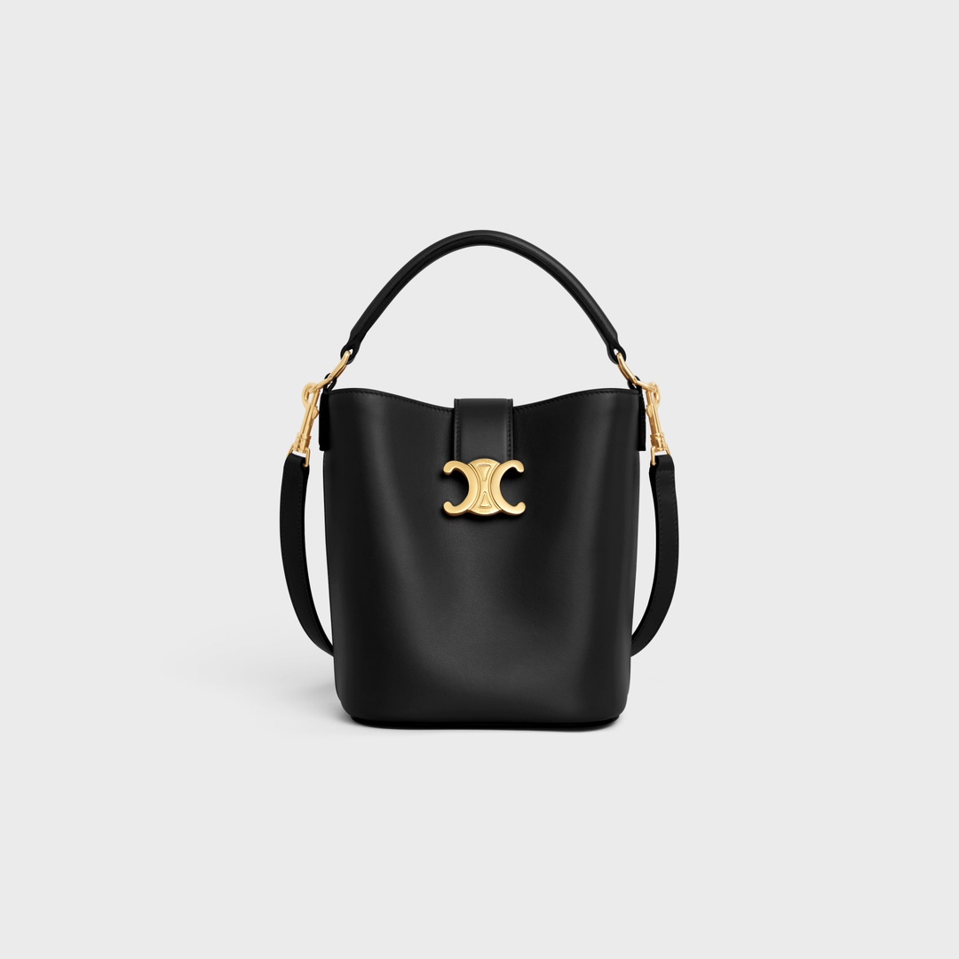 NO:184543,Genuine grade New product is launched CE Home's new small bucket bag Louise uses shiny and delicate calfskin to create a clean and smooth bucket silhouette, and the deep background sets off the exquisite and shiny golden Triomphe logo, showing a relaxed and casual temperament. The handbag is equipped with portable and removable shoulder straps, and the capacity is very considerable. Daily commuting, business trip, office pressure-free. Model number 119173. Color brown (with original packaging) Size 19x16x12cm, Celine, louis vuitton, cowhide19860909正品级 新品上线 CE家新款小号桶包 Louise 采用光泽细腻的小牛皮塑造洗练流畅的水桶廓型,深邃背景烘托精巧闪亮的金色Triomphe凯旋徽标 ,呈现轻松随性气质 ,手袋配置手提和可拆卸肩带,容量非常可观 日常通勤 出差 办公完全无压力 款号119173 颜色棕色（配原版包装） 尺寸19x16x12cm,赛琳,celine,louis vuitton,cowhide,Bag
