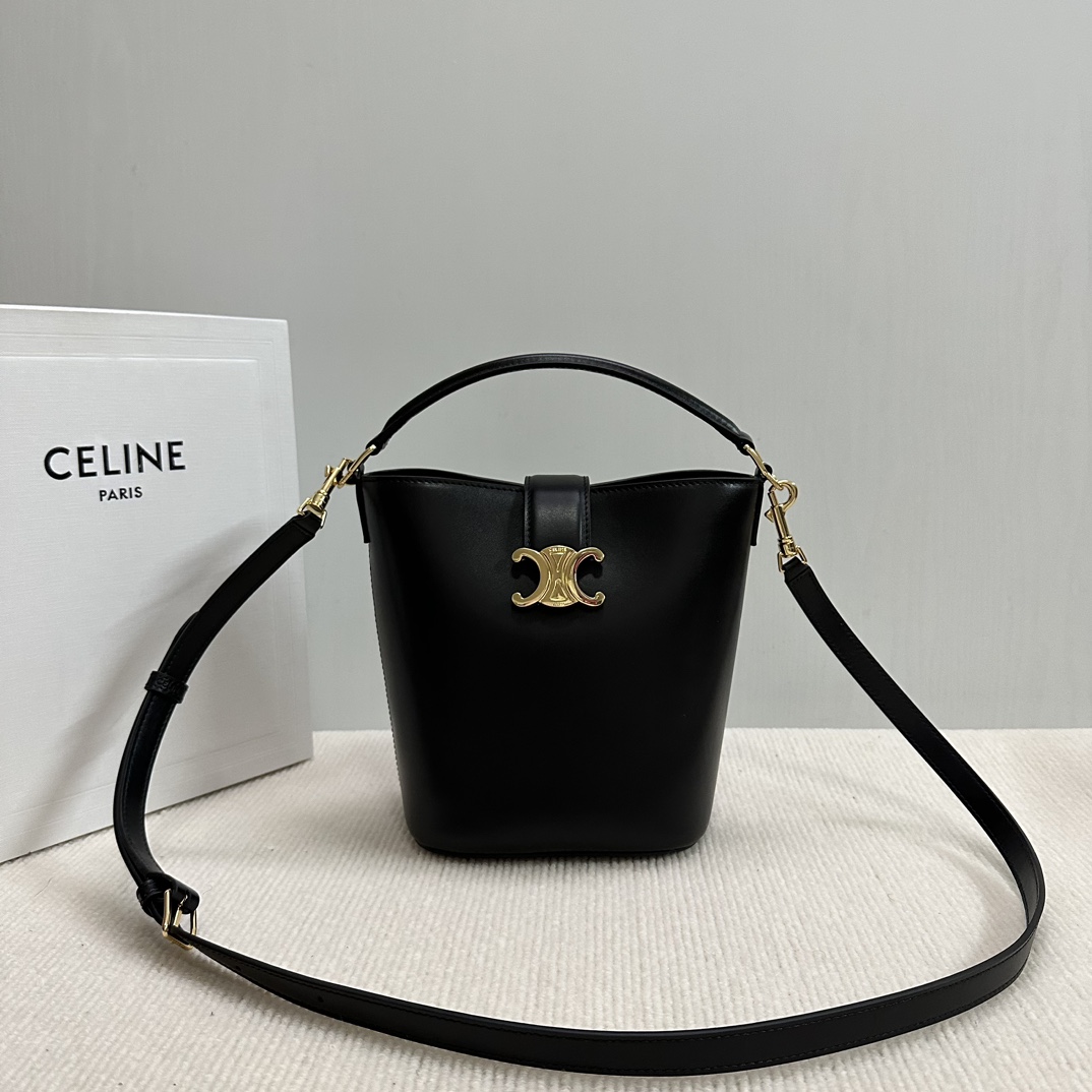 新品上线🅰🅰 CE家新款小号桶包 
Louise 采用光泽细腻的小...