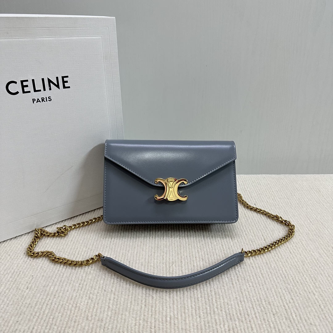 NO:185412,Genuine grade Original leather version TRIOMPHE shiny cowhide chain wallet This model can be equipped with larger smartphone models such as PLUS Cowhide Lining: cowhide/fabric Crossbody and shoulder back TRIOMPHE metal snap buckle closure 1 main compartment 6 card slots Removable chain strap, shoulder pad length 20 inches (50 cm) Model number 10L033 Blue and gray Size 19.5 X 13 X 4CM (with original packaging), Celine, celine, wallets, cowhide19860909正品级 原厂皮版本 TRIOMPHE亮泽牛皮革链条钱包 本款型可装下PLUS等较大的智能手机机型 牛皮 衬里 : 牛皮革/织物 斜挎和肩背 TRIOMPHE金属按扣开合 1个主隔层 6个卡槽 可拆卸链带,配肩垫长20英寸（50厘米） 款号10L033蓝灰色 尺寸19.5 X 13 X 4CM（配原版包装）,赛琳,celine,wallets,cowhide,Bag