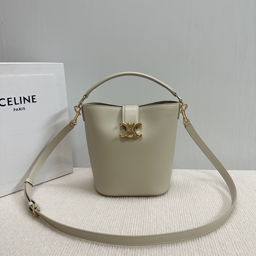 NO:185677,Genuine grade original leather version New product is launched CE Home's new small bucket bag Louise uses shiny and delicate calf leather to create a clean and smooth bucket silhouette, and the deep background sets off the exquisite and shiny golden Triomphe logo, presenting a relaxed and casual temperament. The handbag is equipped with portable and removable shoulder straps, and the capacity is very considerable. Daily commuting, business trip, office pressure-free. Model number 119173. Light jade color (with original packaging) Size 16x19x12cm, Celine, louis vuitton, cowhide19860909正品级 原厂皮版本 新品上线 CE家新款小号桶包 Louise 采用光泽细腻的小牛皮塑造洗练流畅的水桶廓型,深邃背景烘托精巧闪亮的金色Triomphe凯旋徽标 ,呈现轻松随性气质 ,手袋配置手提和可拆卸肩带,容量非常可观 日常通勤 出差 办公完全无压力 款号119173 颜色浅玉色（配原版包装） 尺寸16x19x12cm,赛琳,celine,louis vuitton,cowhide,Bag