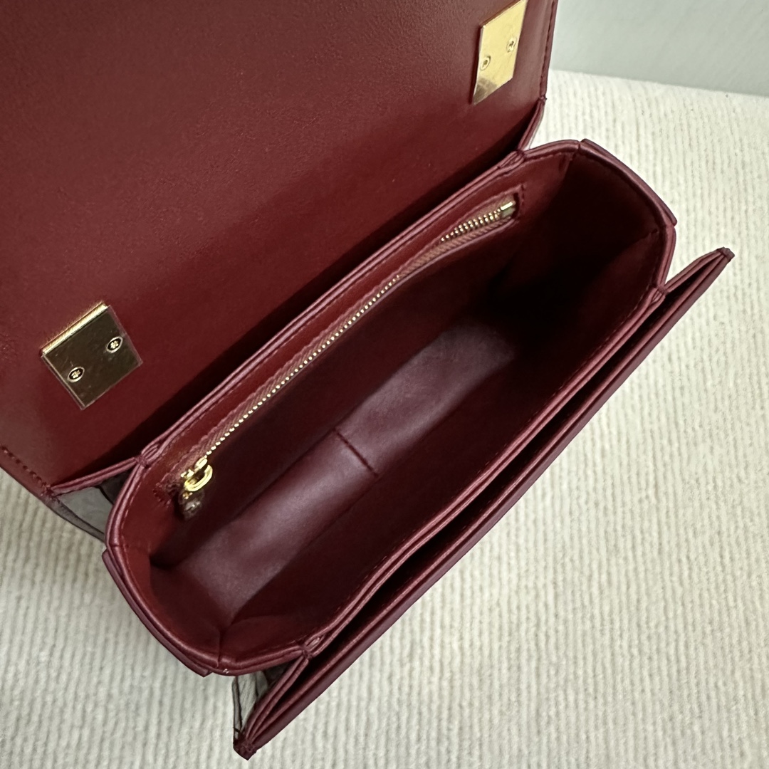 Celine Teen Garance Burgundy Lacquered Leather Handbag with Triomphe Lock 9 i1733855973 9986 6