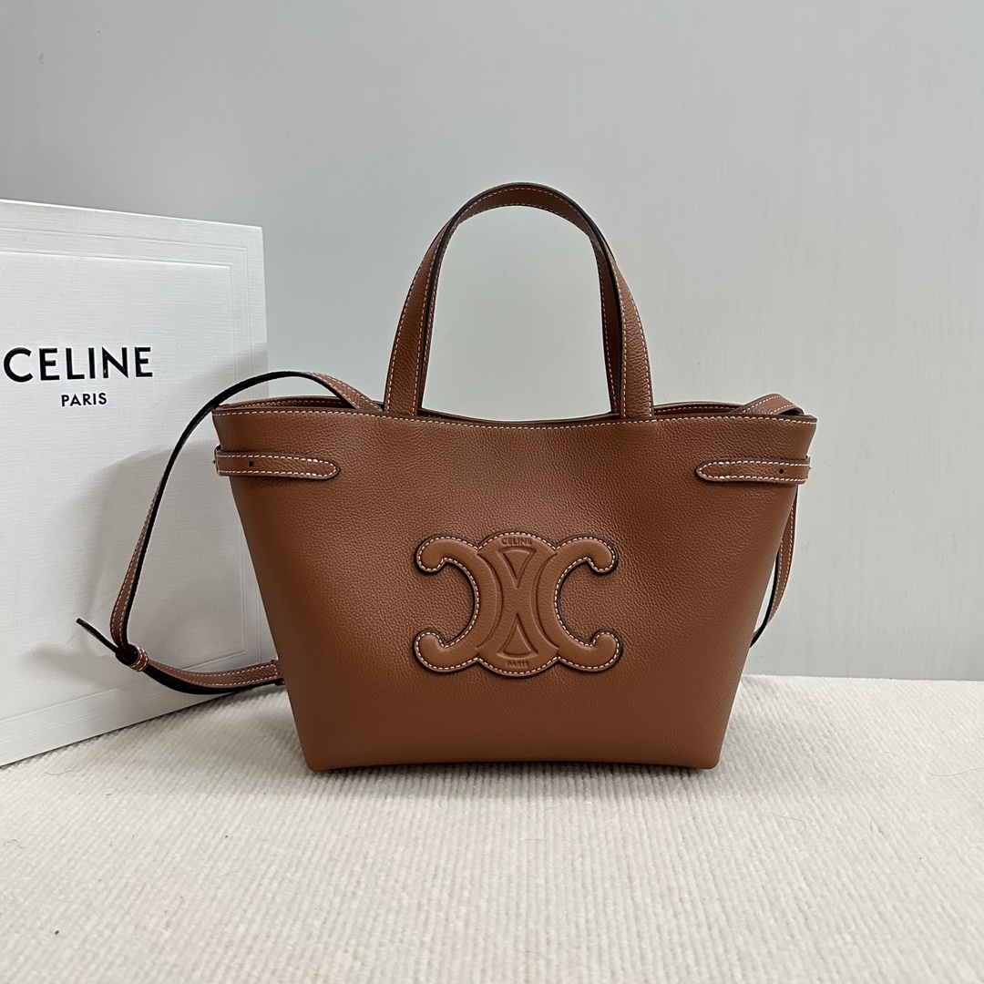 NO:186202,Genuine grade original leather New product is online CABAS ANAIS Grained cowhide leather handbag Small. CE latest tote bag Different tote bags. The upper body is particularly high-end, exquisite, lazy and retro style, simple and not exaggerated, it is simply not too easy to use. Grained cowhide doesn't have to be afraid of scratching. It is very suitable for careless kids~ The ears on both sides can be sucked at will, and the ears on both sides can be easily placed, open to easily hold notebooks, documents or daily items. There is a main compartment inside, a flat inner pocket, two long leather carry-ons, paired with long shoulder straps, model number 118613, brown (with original packaging) Size 20.5 (bag mouth 35) x9x19cm, Celine, celine, totes, cowhide19860909正品级 原厂皮 新品上线 CABAS ANAIS 粒面牛皮革手袋 小号. CE最新款托特包 不一样的托特包. 上身特别的高级 精致 庸庸懒懒的复古风 简单不浮夸 简直不要太好用 粒面牛皮完全不用害怕刮花 很适合粗心大意的宝子们～ 两侧边耳朵可随意收放,敞开可轻松装下笔记本 文件 或日常所需物品. 内设一个主隔层 一个内侧扁平口袋 两个长皮革手提 搭配长肩带 款号118613 颜色棕色（配原版包装） 尺寸20.5（袋口35）x9x19cm,赛琳,celine,totes,cowhide,Bag