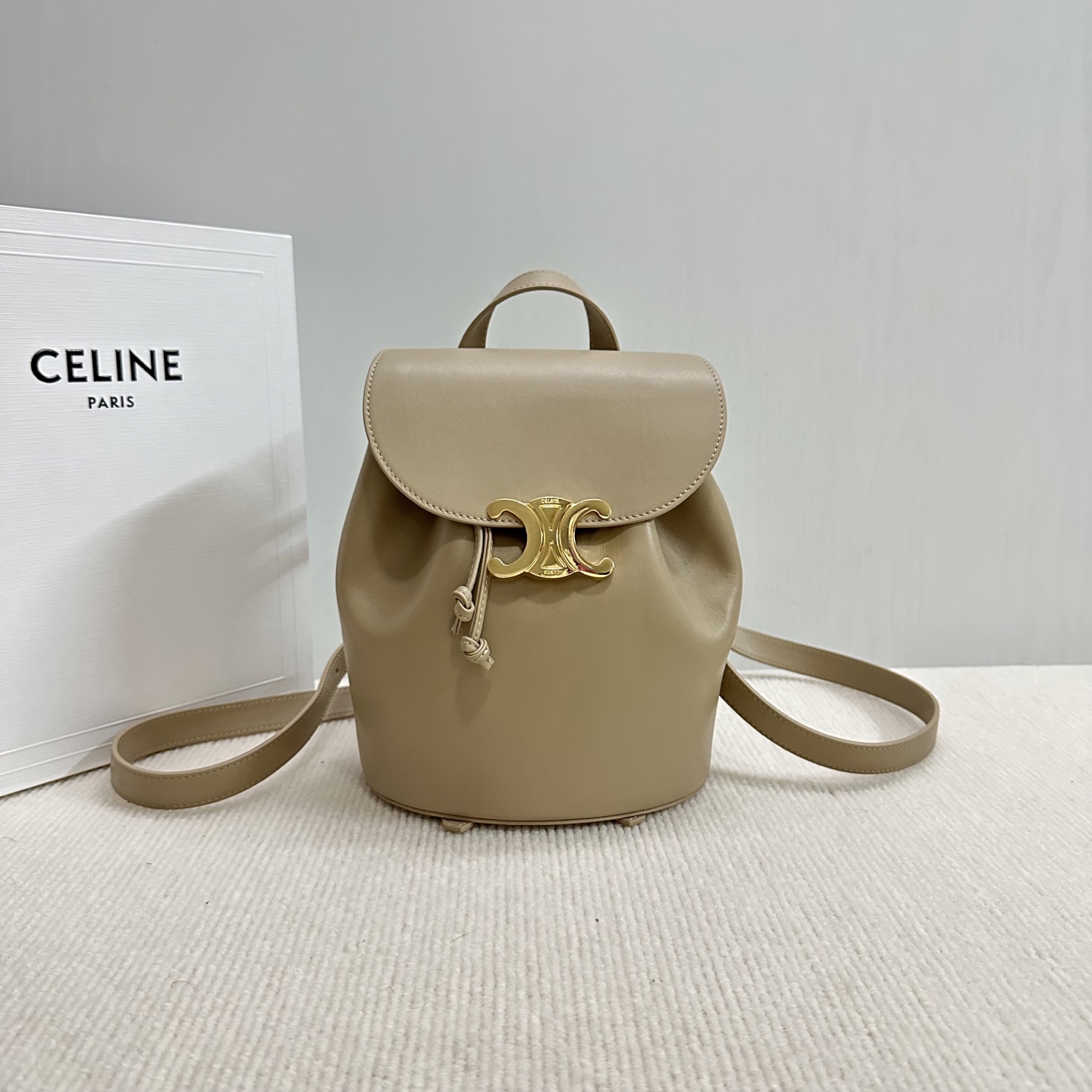 Celine Bonnie✨双肩包\n简直是年底绝杀款啊！\n直戳中我心\n遇到它 满足了我的所有幻想\n小书包和美拉德风泰搭了\n是我的菜❕好爱～ \n很好搭配各种风格的包款\nBonnie简直就是拿捏氛围感的神！\n尺寸：25x18x13cm（配原版包装）\n型号：yybsqqdew3裸色