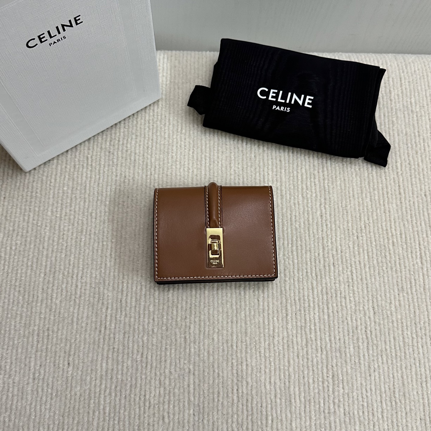 NO:186299,Genuine grade TRIOMPHE shiny cowhide leather card bag Cowhide leather cowhide lining Rotary lock closure 1 main compartment 2 inner side gravel Model number: 10M473 brown (with original box) Size: w10.2×h7.5×d2.5cm, Celine wallet, celine, wallets, cowhide19860909正品级 TRIOMPHE亮泽牛皮革卡包 牛皮革 牛皮革襯裡 旋轉鎖扣開合 1個主隔層 2個內側卡糟 款号:10M473棕色（配原版盒子） 尺寸:w10.2×h7.5×d2.5cm,赛琳钱包,celine,wallets,cowhide,Bag