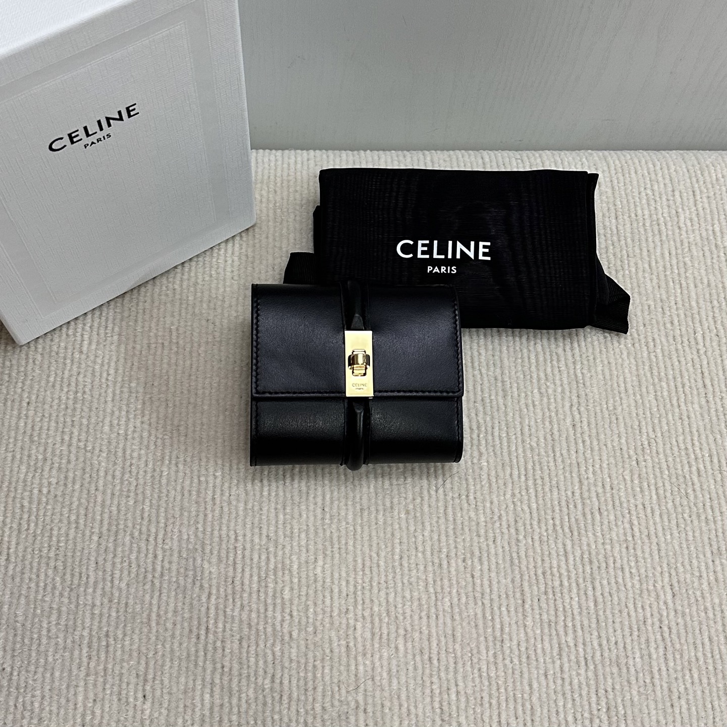 NO:186306,Genuine grade TRIOMPHE shiny cowhide leather wallet Cowhide leather lining Rotary lock closure 5 slugs 1 folding coin bag with snap buckle 1 flat pocket 1 banknote bag Model number: 10M523g color (with original box) Size: w10.5×9×3cm, Celine wallet, celine, wallets, cowhide19860909正品级 TRIOMPHE亮泽牛皮革钱包 牛皮革 牛皮革襯裡 旋轉鎖扣開合 5个卡糟 1个带按扣折叠零钱袋 1个扁平口袋 1个纸币袋 款号:10M523克色（配原版盒子） 尺寸:w10.5×9×3cm,赛琳钱包,celine,wallets,cowhide,Bag