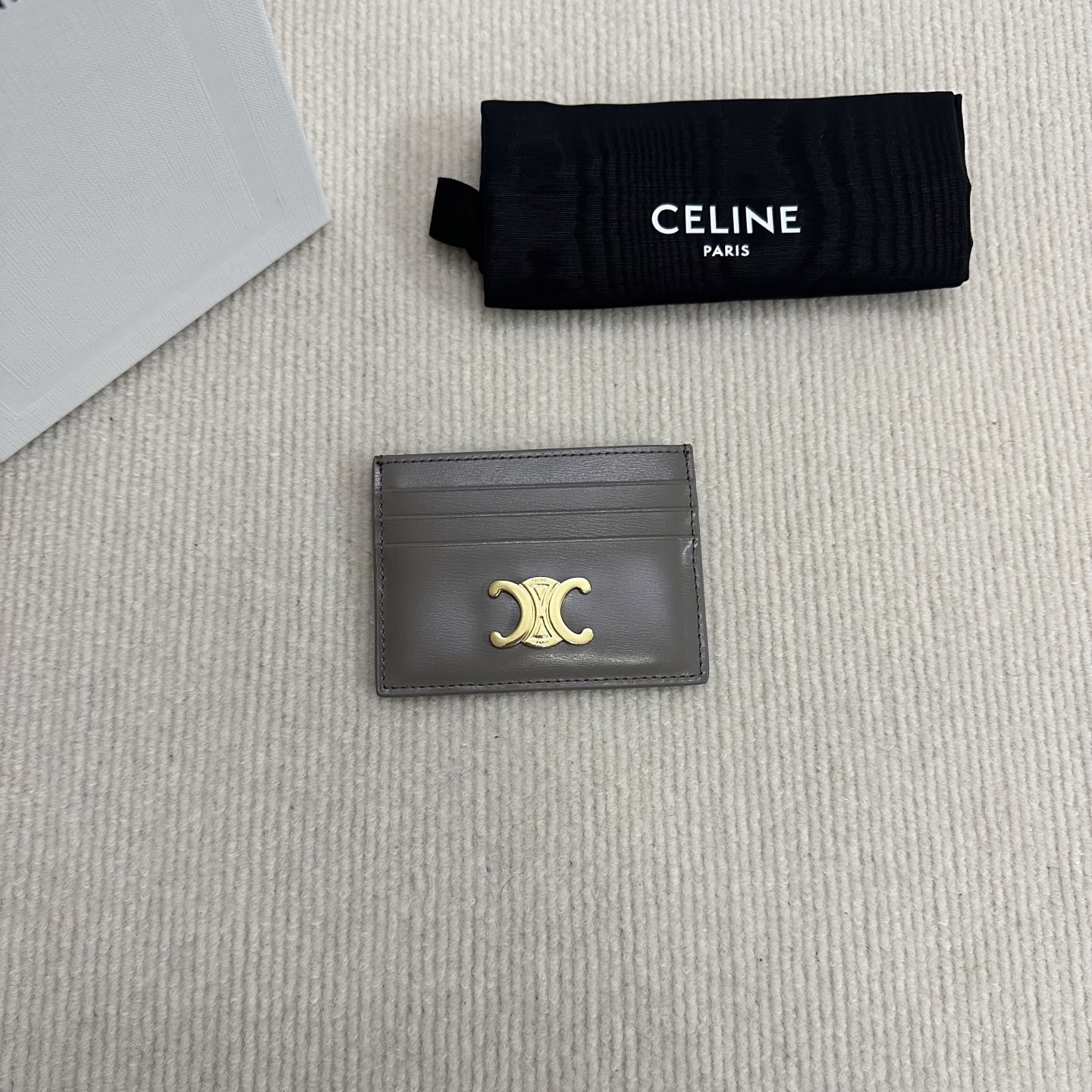 NO:340814,New products are launched CE TRIOMPHE CANVAS logo print New card bag, classic popular models Small items to enhance taste, 6 card slots 1 flat pocket 1 decorative metal texture TRIOMPHE lock, all kinds of bank cards and ID documents can be installed Small and portable one with one, high-quality and easy to use, daily necessities Model number 10L833 Color pebbles (with original box) Size 11x8cm, Celine wallet, celine, wallets19860909新品上线 CE TRIOMPHE CANVAS 标志印花 新款卡包,经典热门款 提升品味的小物件,内设6个卡槽 1个扁平口袋 1个装饰性金属质感TRIOMPHE 锁扣 , 各类银行卡 身份证件 都可装下 小巧便携人手一只 高颜值又好用 ,日常必需单品 款号10L833 颜色卵石灰（配原版盒子） 尺寸11x8cm,赛琳钱包,celine,wallets,Bag