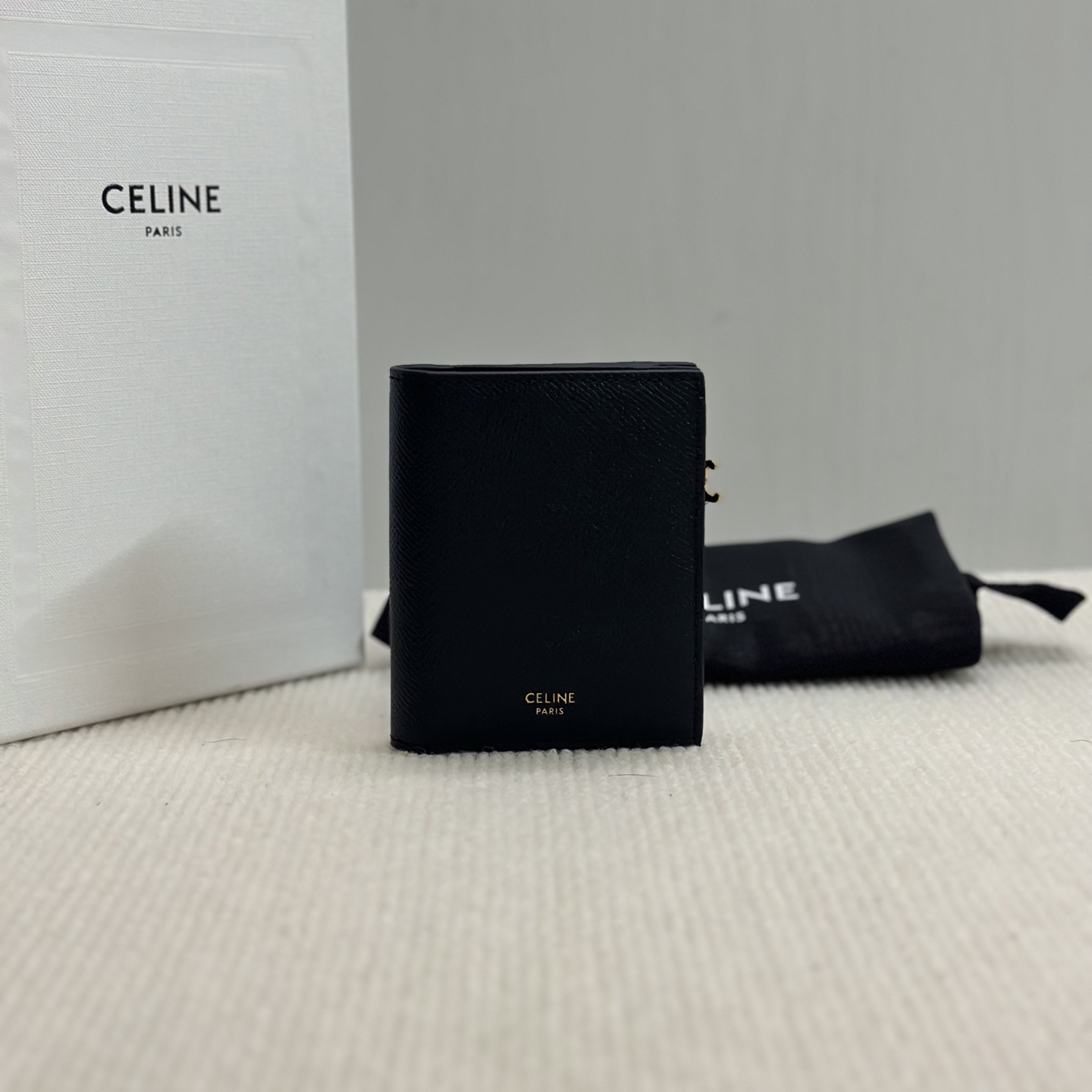 NO:338025,【Original leather of premium pure steel hardware】 TRIOMPHE pendant grained cowhide leather short wallet Cowhide leather cowhide lining Gold finish Snap and zipper opening and closing 1 TRIOMPHE functional pendant 1 large banknote bag 4 credit card slots 2 flat pockets 1 zippered pocket with gusset number: 10M103 black (with original box) Size: W9×H10.5×D2cm, Celine wallet, celine, wallets, cowhide19860909【特级纯钢五金原厂皮】 TRIOMPHE墜飾粒面牛皮革短款錢包 牛皮革 牛皮革襯裡 金色飾面 按扣和拉鏈開合 1個TRIOMPHE功能性墜飾 1個大號紙幣袋 4個信用卡槽 2個扁平口袋 1個帶角撐拉鏈口袋 款号:10M103黑色（配原版盒子） 尺寸:W9×H10.5×D2cm,赛琳钱包,celine,wallets,cowhide,Bag