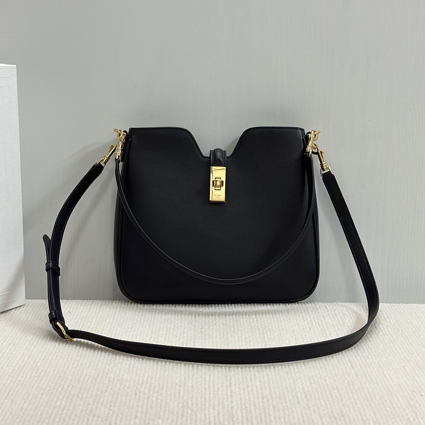 NO:186947,The new Camille 16 Soft CE new model has quietly returned to its minimalist and elegant style. You can see from the latest Camille 16 Soft bag, a new member of the 16 Soft series. This new design retains the iconic soft lines of the 16 Soft series and outlines a casual sense of calmness with the Hobo outline. It shows that this is not a bag that deliberately attracts attention, but is a heart-wrenching charm with a low-key and restrained charm. The Camille 16 Soft bag uses smooth calfskin, and the leather itself has a natural luster. The overall shape is smooth and yet unrestrained. The front of the bag is decorated with the brand's classic 16 metal lock details. Without too much decoration, it can just show the taste.  Camille 16 Soft is available in medium and small sizes, ranging from calm black, classic tan to warm white to light yellow sand. Each tone echoes the brand's insistence on eternal aesthetics. As long as you are casually held on your hands, you will have a effortless fashionable feeling. Holding shoulder and crossbody, rotating lock closure, 1 main compartment, 1 inner zipper pocket, with 1 removable shoulder strap and 1 removable adjustable shoulder strap. Model number 120693 Color black Size 24.5x21.5x5cm (with original packaging), Celine, cowhide19860909正品级 新品现货CE新推出的 Camille 16 Soft CE camille新款 悄悄回归极简优雅作派了,从最新推出的16 Soft 系列新成员Camille 16 Soft 包款 就能窥见一二,这款全新设计保留了16Soft 系列标志性的柔和线条,并以Hobo 轮廓勾勒出一种漫不经心的从容感,在在显示了这不是一款刻意吸引目光的包款,而是以低调内敛的魅力掳获人心. Camille 16 Soft 包款采用光滑小牛皮,皮革本身带有自然的光泽感,整体造型流畅又不失挺度,而包款正面饰有品牌经典的16金属锁扣细节,没有过多装饰,就能恰到好处地彰显品味. Camille 16 Soft 提供中号与小号两种尺寸,颜色从沉稳的黑色、经典的棕褐色,到温润的白色到浅黄沙色,每一种色调都呼应了品牌对永恒美学的坚持,只要随性挽在手上,就有着毫不费力的时髦感. 手提 肩背和斜挎 ,旋转锁扣开合 内设1个主隔层 1个内侧拉链口袋 配1条可拆卸手提肩背带和1条可拆卸调节长肩带 款号120693 颜色黑色 尺寸24.5x21.5x5cm（配原版包装）,赛琳,celine,cowhide,Bag