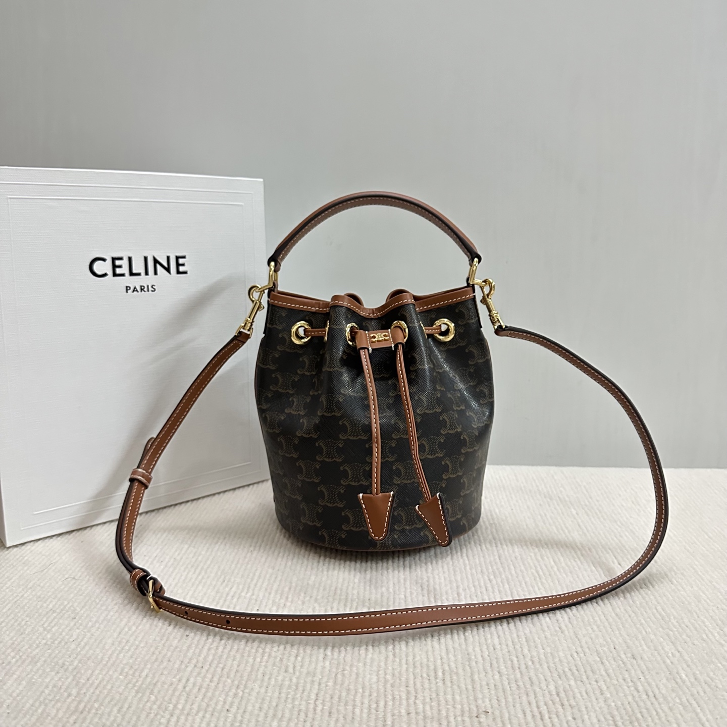 NO:187664,Genuine grade original leather new products are launched CE hot drawstring bucket bag!  CE new small bucket CLARA. Extra large capacity drawstring close design plus handle, classic ochre brown Arc de Triomphe print wear-resistant and dirt-resistant, fabric lining, gold finish, shoulder-back, crossbody!  This new bucket bag simply fills the practical commuting match value. Model number 121672 Color material/Tall brown Size 16x19x16cm (with original packaging), Selin, christian louboutin, celine19860909正品级 原厂皮 新品上线 CE 爆款抽绳水桶包！ CE 新款小号小水桶CLARA . 超大容量 抽绳收口设计 外加手拎把手 ,经典赭石褐色凯旋门印花 耐磨耐脏 ,织物衬里 金色饰面 手提 肩背 斜挎 ！这款新出的水桶包简直把实用通勤搭配值拉满 款号121672 颜色料/黄褐棕 尺寸16x19x16cm（配原版包装）,赛琳,christian louboutin,celine,Bag