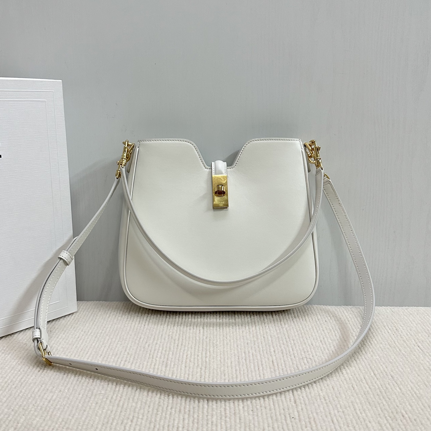 NO:186991,The new Camille 16 Soft CE new model has quietly returned to its minimalist and elegant style. You can see from the latest Camille 16 Soft bag, a new member of the 16 Soft series. This new design retains the iconic soft lines of the 16 Soft series and outlines a casual sense of calmness with the Hobo outline. It shows that this is not a bag that deliberately attracts attention, but is a heart-wrenching charm with a low-key and restrained charm. The Camille 16 Soft bag uses smooth calfskin, and the leather itself has a natural luster. The overall shape is smooth and yet unrestrained. The front of the bag is decorated with the brand's classic 16 metal lock details. Without too much decoration, it can just show the taste.  Camille 16 Soft is available in medium and small sizes, ranging from calm black, classic tan to warm white to light yellow sand. Each tone echoes the brand's insistence on eternal aesthetics. As long as you are casually held on your hands, it has a effortless fashionable feeling. Holding shoulder and crossbody, rotary lock closure, 1 main compartment, 1 inner zipper pocket, with 1 removable shoulder strap and 1 removable adjustable shoulder strap. Model number 120693 Color off-white Size 24.5x21.5x5cm (with original packaging), Celine, cowhide19860909正品级 新品现货CE新推出的 Camille 16 Soft CE camille新款 悄悄回归极简优雅作派了,从最新推出的16 Soft 系列新成员Camille 16 Soft 包款 就能窥见一二,这款全新设计保留了16Soft 系列标志性的柔和线条,并以Hobo 轮廓勾勒出一种漫不经心的从容感,在在显示了这不是一款刻意吸引目光的包款,而是以低调内敛的魅力掳获人心. Camille 16 Soft 包款采用光滑小牛皮,皮革本身带有自然的光泽感,整体造型流畅又不失挺度,而包款正面饰有品牌经典的16金属锁扣细节,没有过多装饰,就能恰到好处地彰显品味. Camille 16 Soft 提供中号与小号两种尺寸,颜色从沉稳的黑色、经典的棕褐色,到温润的白色到浅黄沙色,每一种色调都呼应了品牌对永恒美学的坚持,只要随性挽在手上,就有着毫不费力的时髦感. 手提 肩背和斜挎 ,旋转锁扣开合 内设1个主隔层 1个内侧拉链口袋 配1条可拆卸手提肩背带和1条可拆卸调节长肩带 款号120693 颜色米白色 尺寸24.5x21.5x5cm（配原版包装）,赛琳,celine,cowhide,Bag