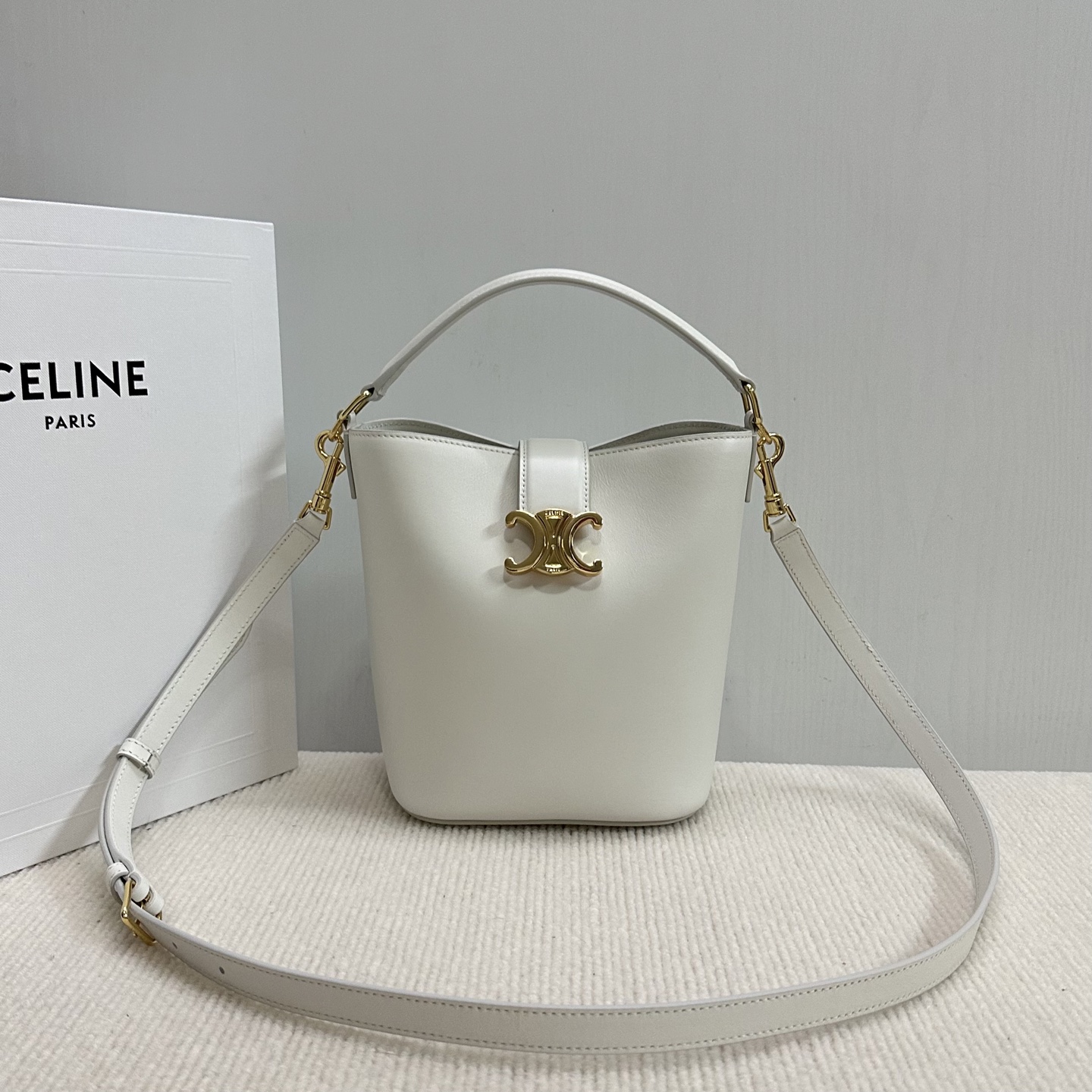 新品上线🅰🅰 CE家新款小号桶包 
Louise 采用光泽细腻的小...