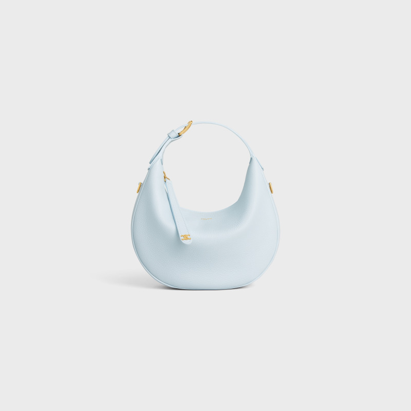 NO:187251,New products are launched, CE new LuLu bag. This time, the new LuLu bag released by CE is really amazing and was hit by this crescent bag. The high-end feeling is directly full of high-end. The bag is soft calfskin, which feels like it is in a rua cloud. The hardware is all old and retro style. When combined, the temperament takes off directly. The most amazing thing is this bag shape!  It can be salty, sweet, commuting, date, crossbody, and one shoulder. It is all super beautiful, and the capacity is completely enough for daily use. It is a noble lady when paired with a coat. It is very casual and casual with a sweatshirt. It is really versatile and has no friends!  Model number 120723 Color ice blue (with original packaging) Size 21x24x5cm, Celine, celine, hoodie, sweatshirts, cowhide19860909新品上线 CE新款LuLu包 这次CE新出的LuLu包真的绝了一眼就被这个月牙包击中,高级感直接拉满 包身是柔软的小牛皮 摸上去像是在rua云朵. 五金件都是做旧复古风 搭配起来气质直接起飞,最绝的是这个包型！ 可盐 可甜 可通勤 可约会 可斜挎 可单肩 ,都超好看,容量也完全够日常使用,搭配大衣就是贵妇本妇,配卫衣又很休闲随性,真的是百搭到没朋友！ 款号120723 颜色冰蓝色（配原版包装） 尺寸21x24x5cm,赛琳,celine,hoodie,sweatshirts,cowhide,Bag