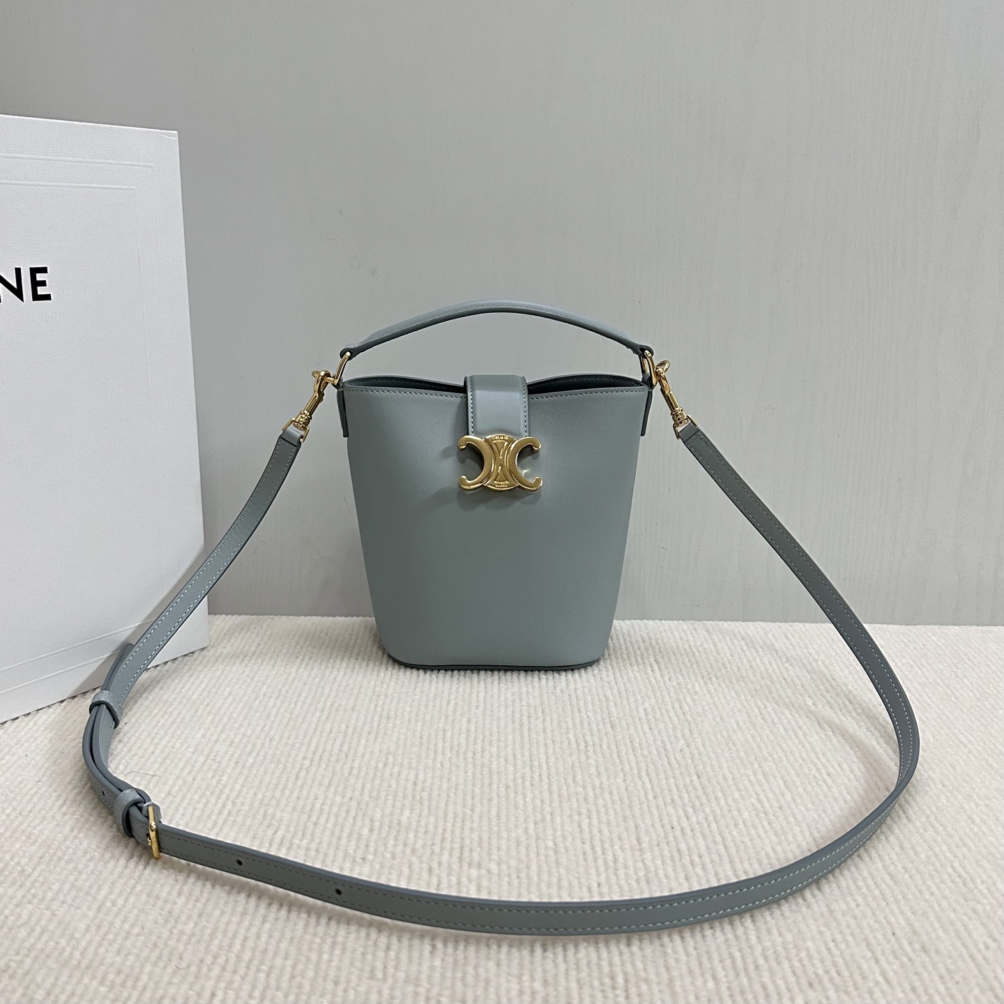 新品上线🅰🅰 CE家新款mini桶包 
Louise 采用光泽细腻的小...