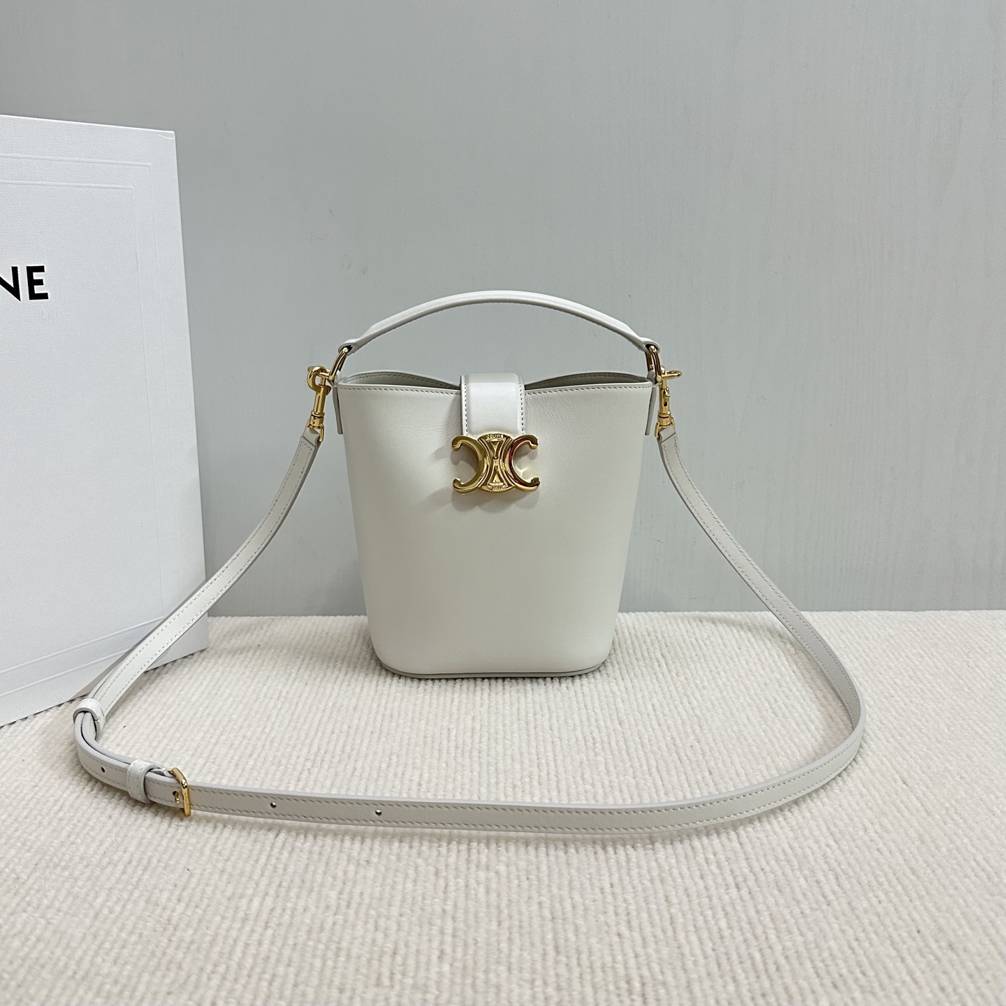 新品上线🅰🅰 CE家新款mini桶包 
Louise 采用光泽细腻的小...