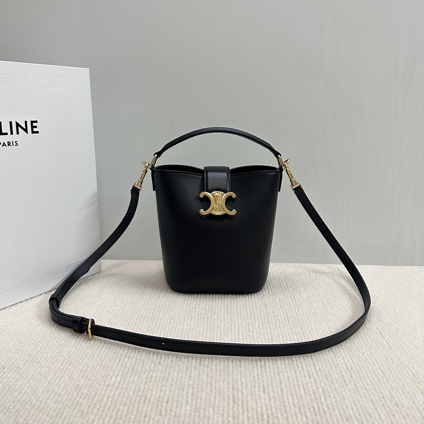 新品上线🅰🅰 CE家新款mini桶包 
Louise 采用光泽细腻的小...