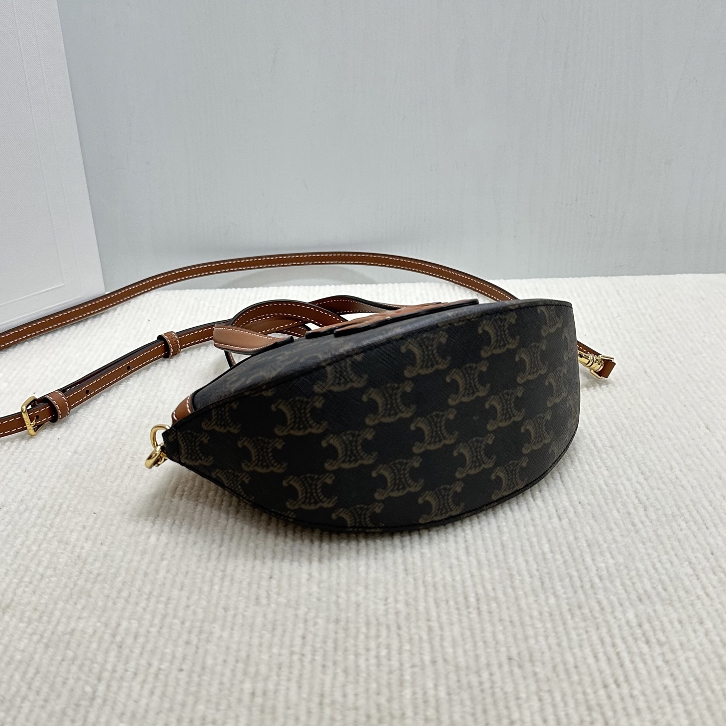 Unique Oval Leather Bag: Stylish, Versatile, Quality Craftsmanship, Breaking Fashion Rules, Confident City Style - 图片 6