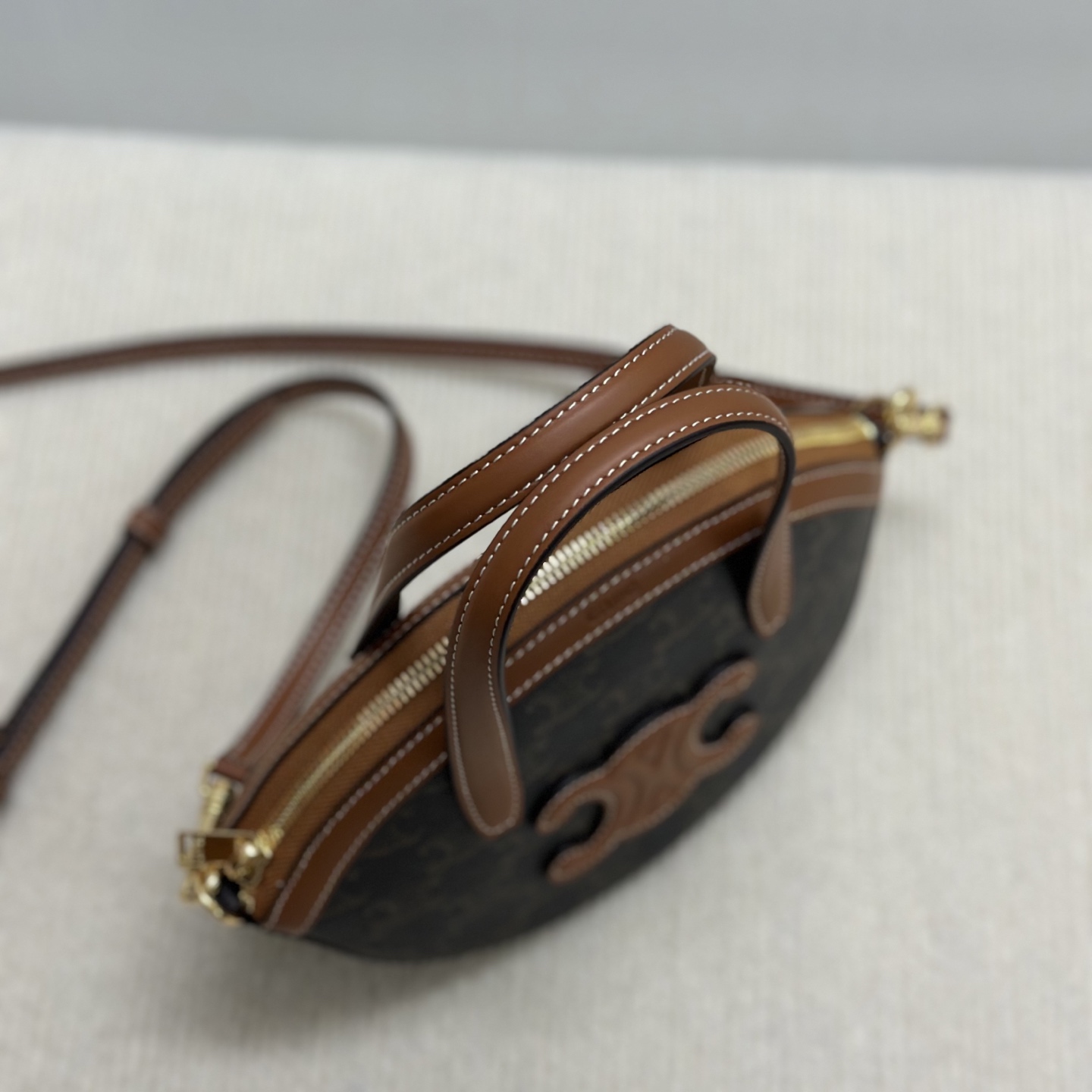 Unique Oval Leather Bag: Stylish, Versatile, Quality Craftsmanship, Breaking Fashion Rules, Confident City Style - 图片 5