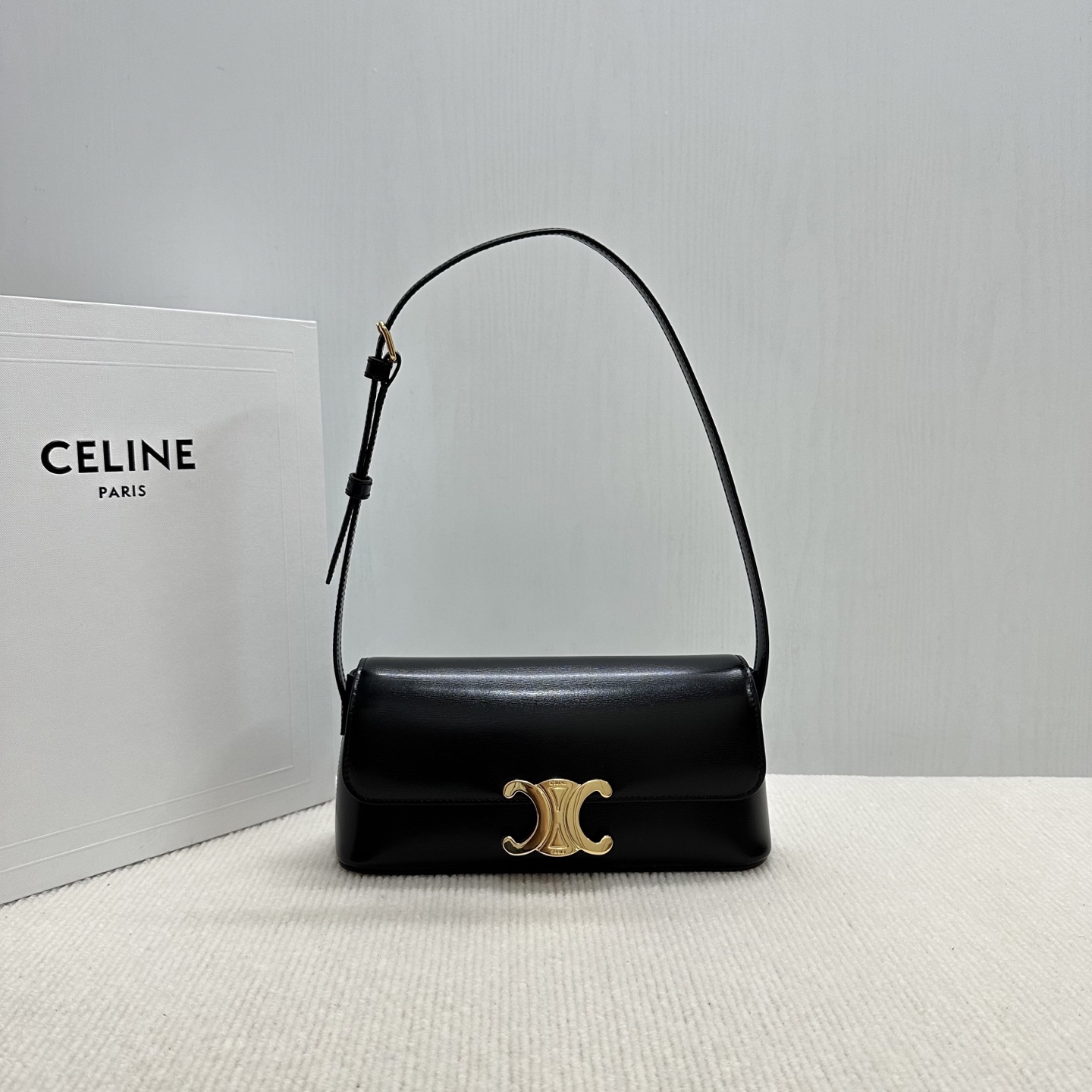 新品上线🅰🅰 CE 新品肩背包👛
 CE New 牛皮革背袋✅
高级...