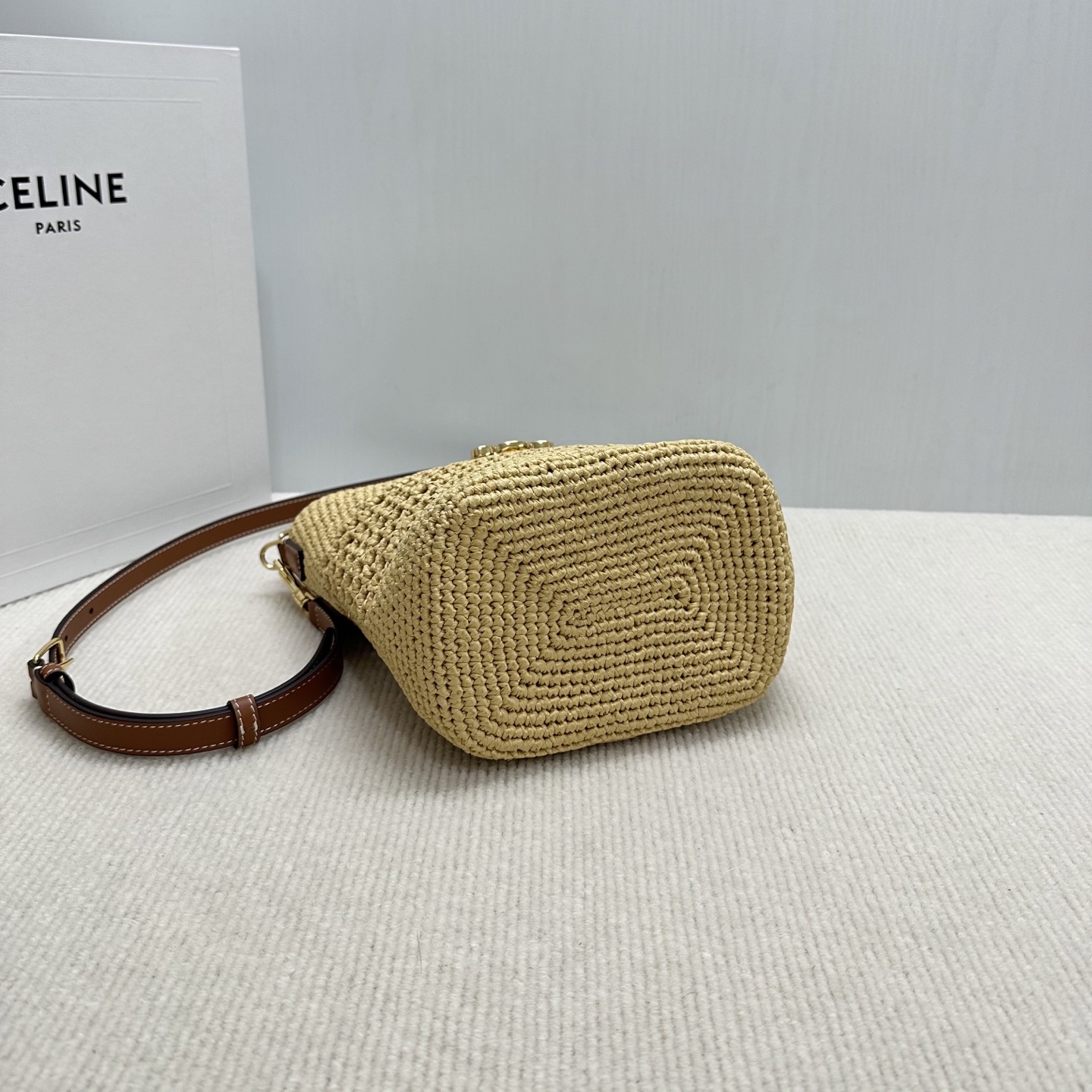 New LOUISE Plant Material and Cattle Leather Bucket with Gold Coatings - 图片 4